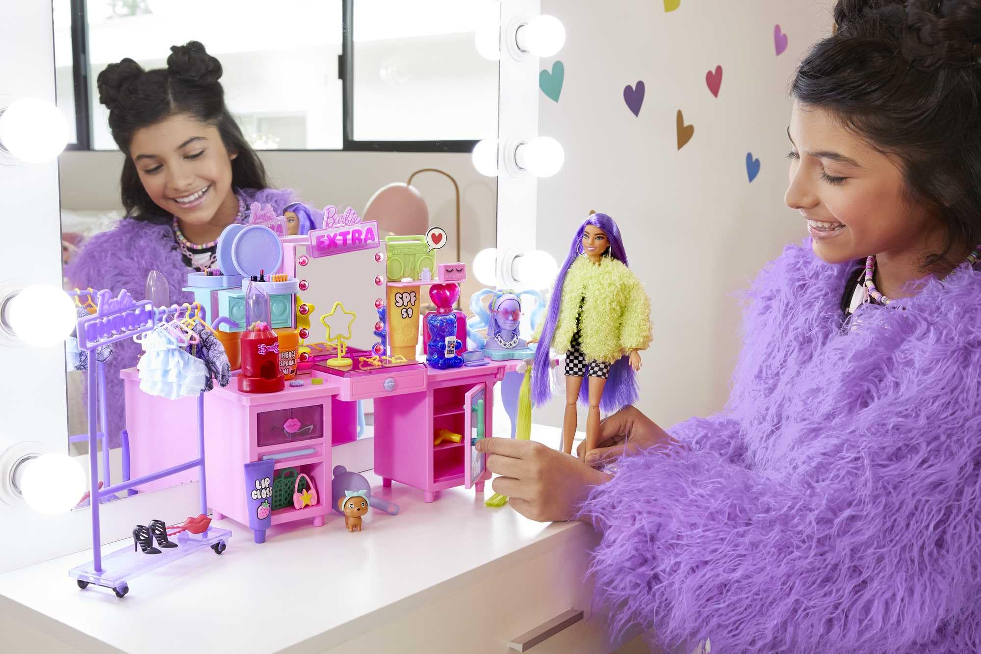 Barbie GYJ70 Extra Spielset mit exklusiver Puppe, Hündchen & 45+ Teile, Spielzeug ab 3 Jahren