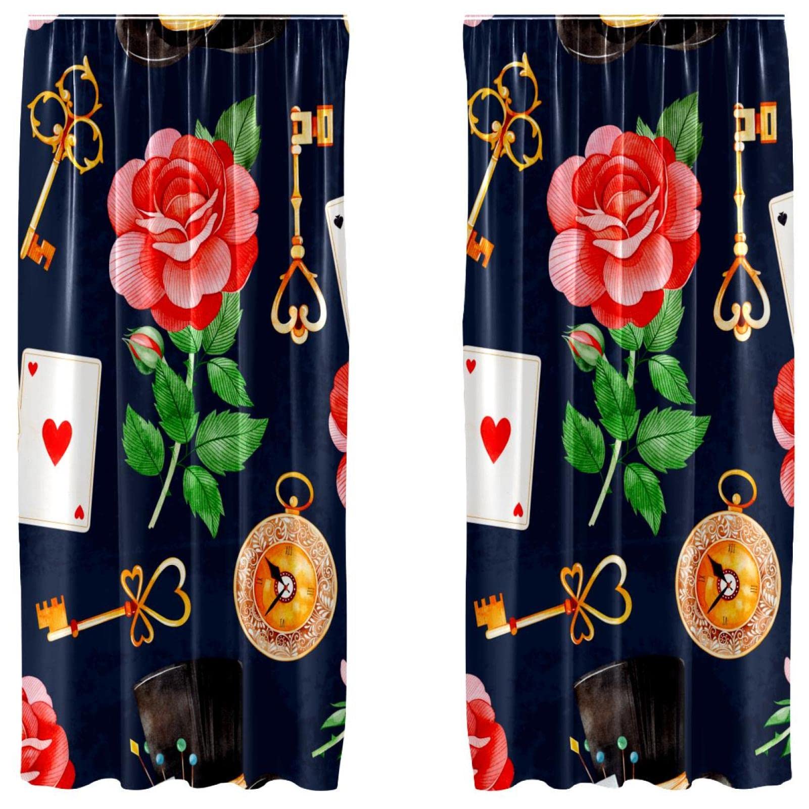 Rideaux roses et cartes à jouer pour une ambiance de chambre cosy