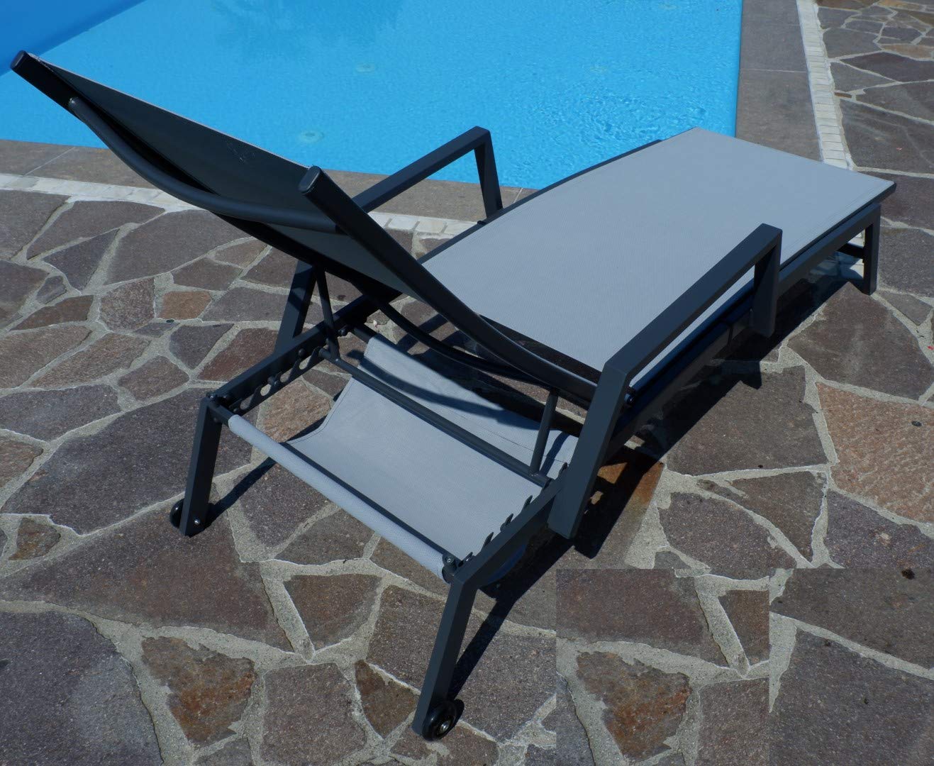 ALEOS. Sonnenliege Gartenliege Relaxliege Viveros mit Armlehne 6fach verstellbar- Liegefläche aus atmungsaktiven Kunststoffgewebe mit praktischer Buchablage mit Rollen