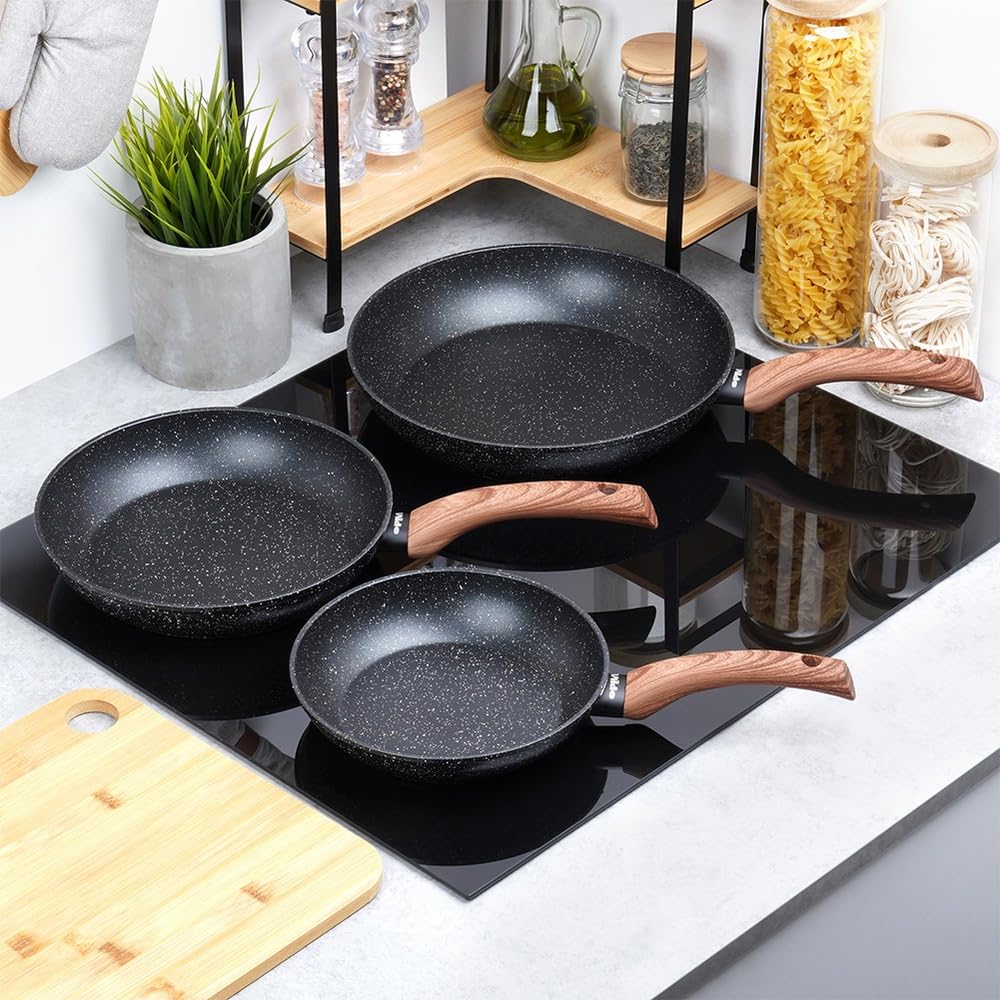 Vilde 3-częściowy zestaw patelni do kuchenek indukcyjnych z aluminium, nieprzywierająca powłoka granitowa, patelnie 20/24/28 cm, nadają się do mycia w zmywarce, uchwyt o wyglądzie drewna