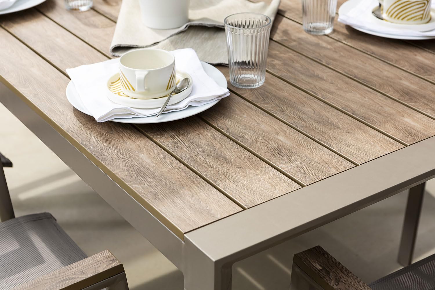 Set tavolo 160x90 e 6 sedie in textilene. Set da pranzo da esterno con tavolo in alluminio e polywood effetto legno e sei sedie impilabili in alluminio e textilene - Liam & Deva (Tortora)