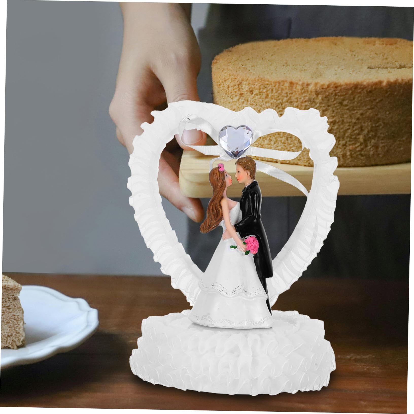 Romantische Hochzeitstortenfigur aus Kunstharz Brautpaar mit Herz Weiß für Kuchendekoration und Tischdeko zur Hochzeit