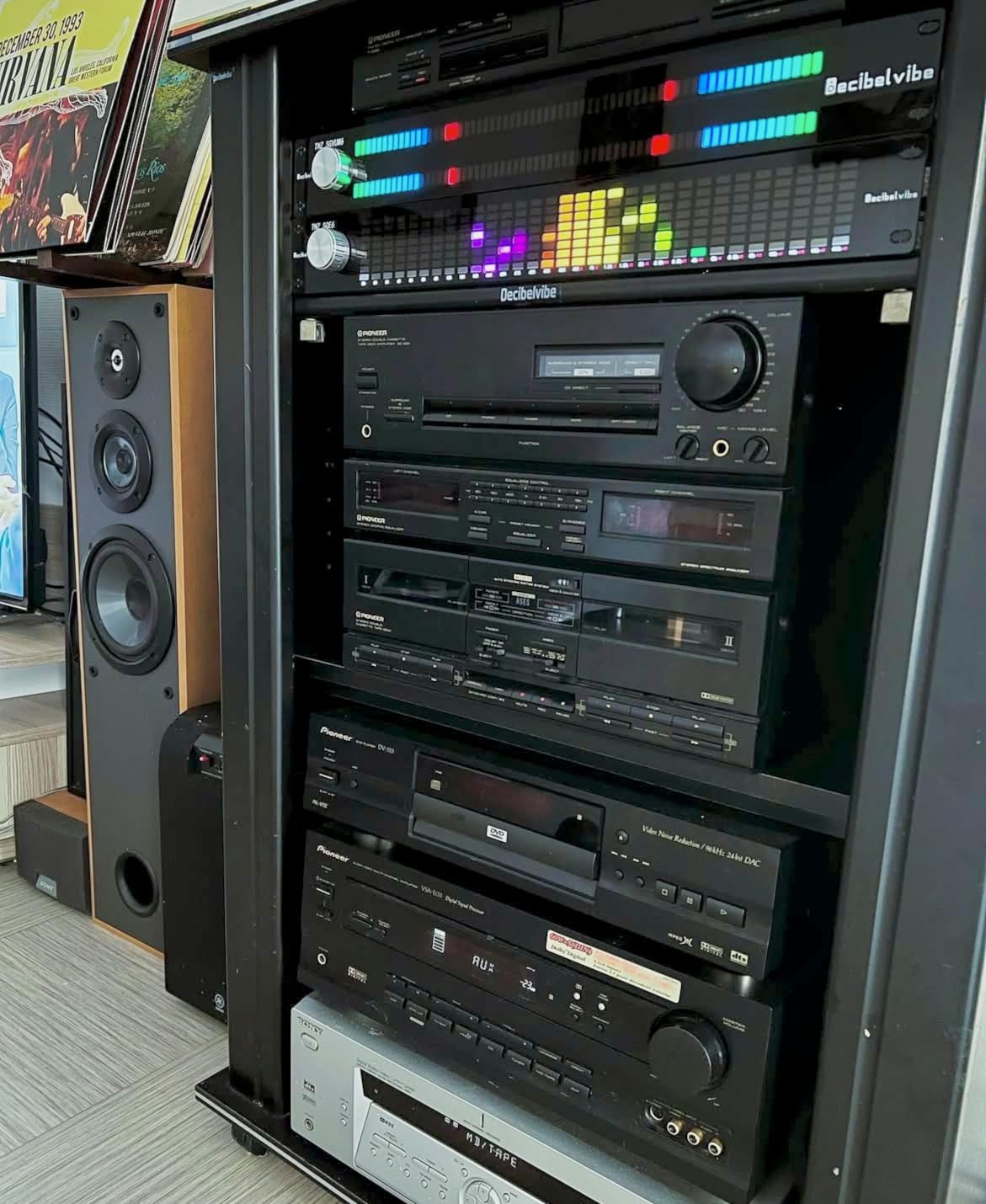 Decibelvibe TNZ SGVUM6 – VU-Meter mit Eingang/Ausgang RCA-Klinkenstecker 3,5, kabelloser Eingang über integriertes Mikrofon, 19 Farben, für HiFi-Audiosysteme, Heimkino, professionelle Sono (Gold)