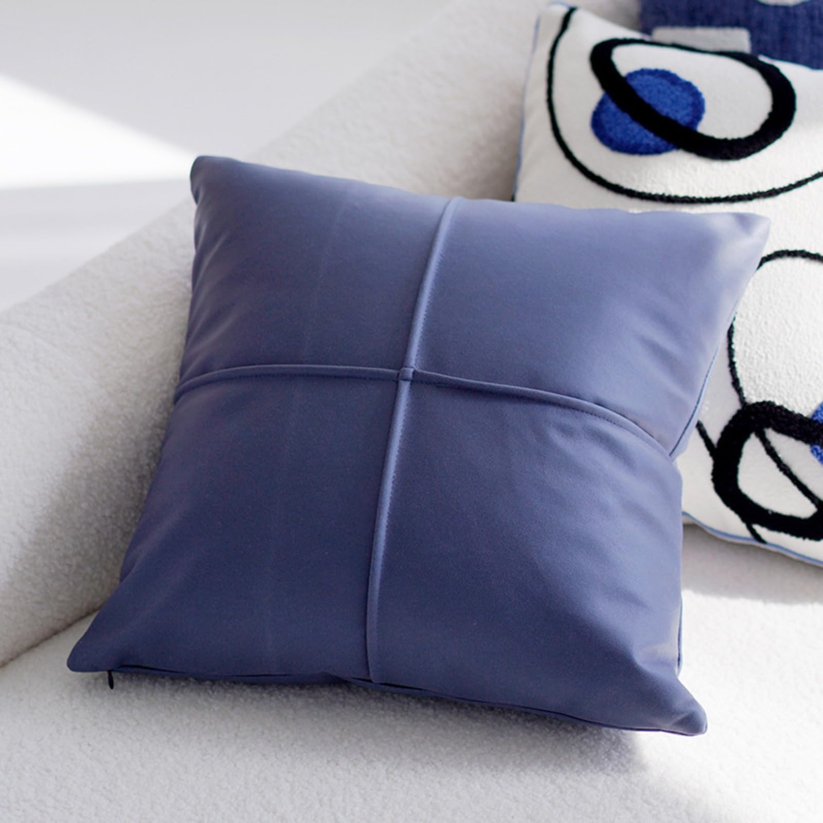 Taie d'oreiller bleue 45x45 cm idéale pour sublimer le canapé du salon
