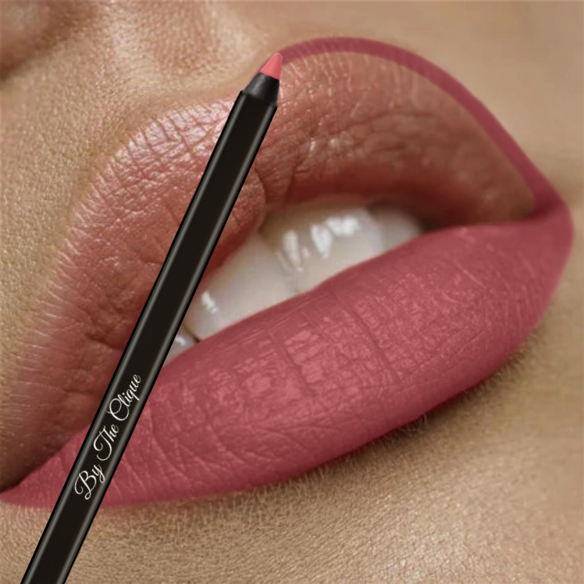 By The Clique Lápiz delineador de labios color nude mate de larga duración | "Beach Babe" Deep Nude Pink Ultra Wear Lip Liner