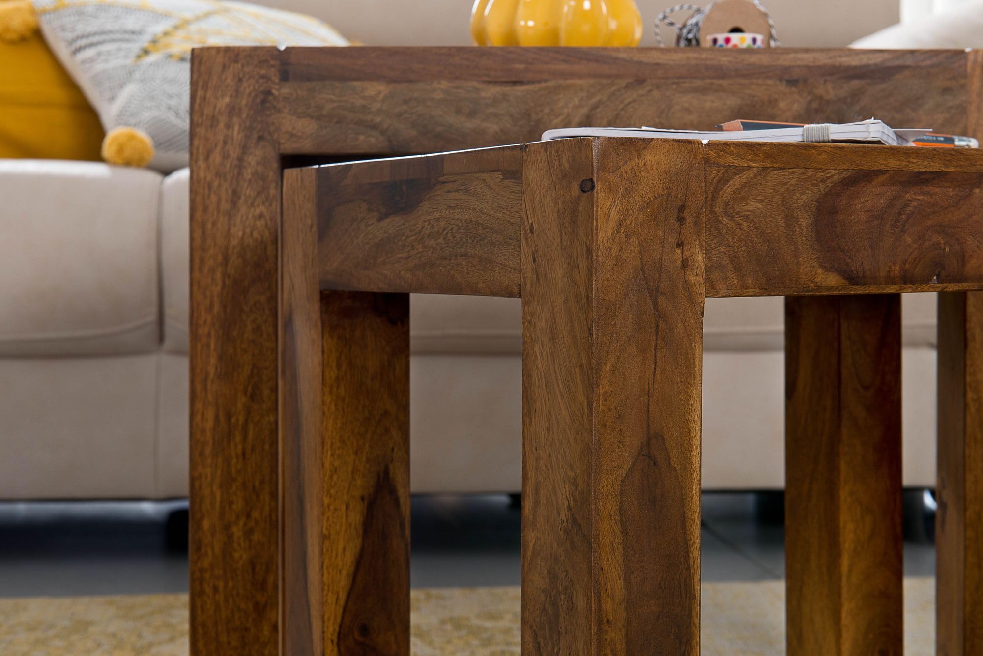 WOHNLING Juego de 3 mesas Nido Mumbai Madera Maciza sheesham Mesa de salón Mesa Auxiliar Estilo casa de Campo Madera Natural marrón Oscuro | 3 mesas nido apilables, mesas de salón de estilo campaña, pieza única, mesa de café lote marrón oscuro