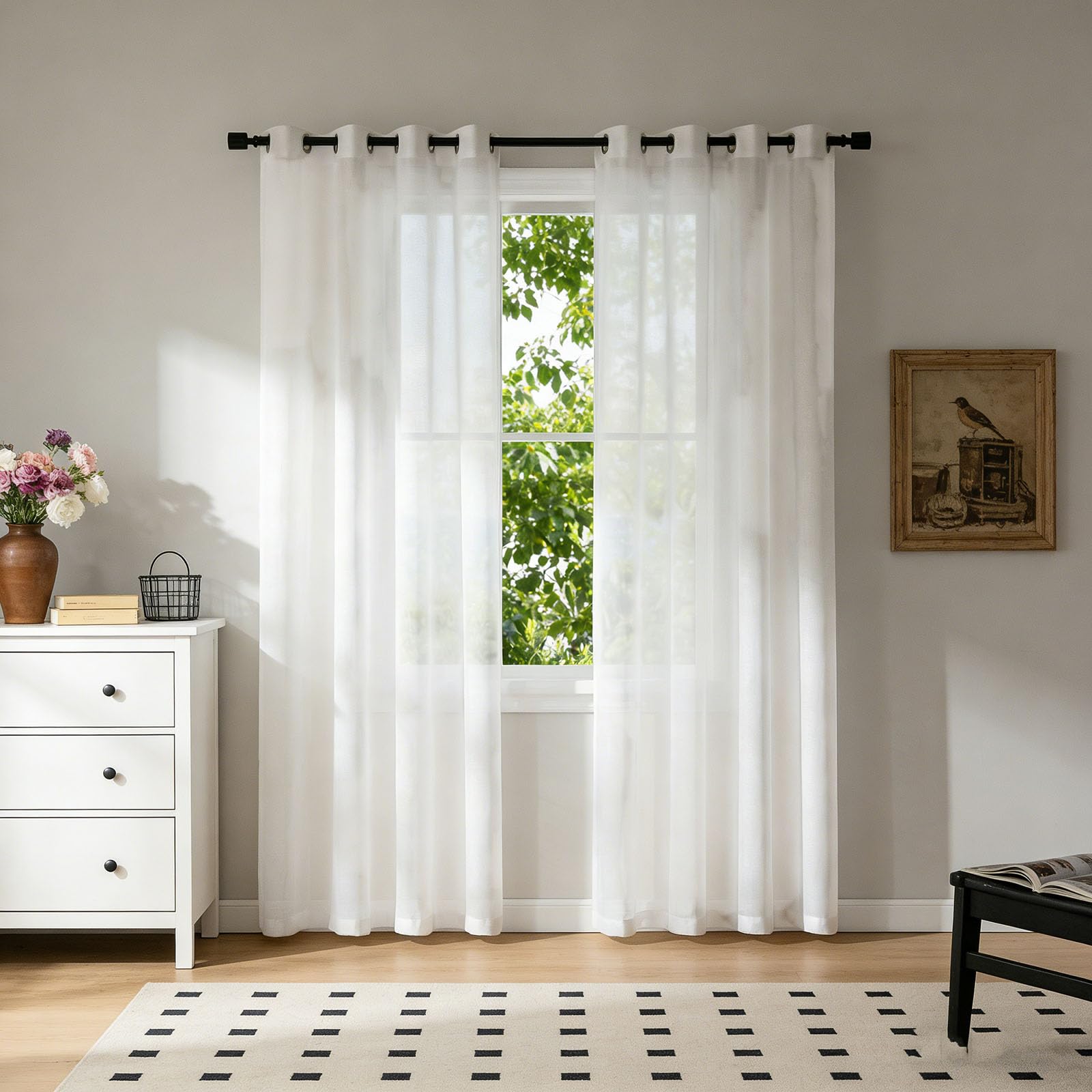 Rideaux voilages pour petite fenêtre blanche | Ambiance douce de chambre