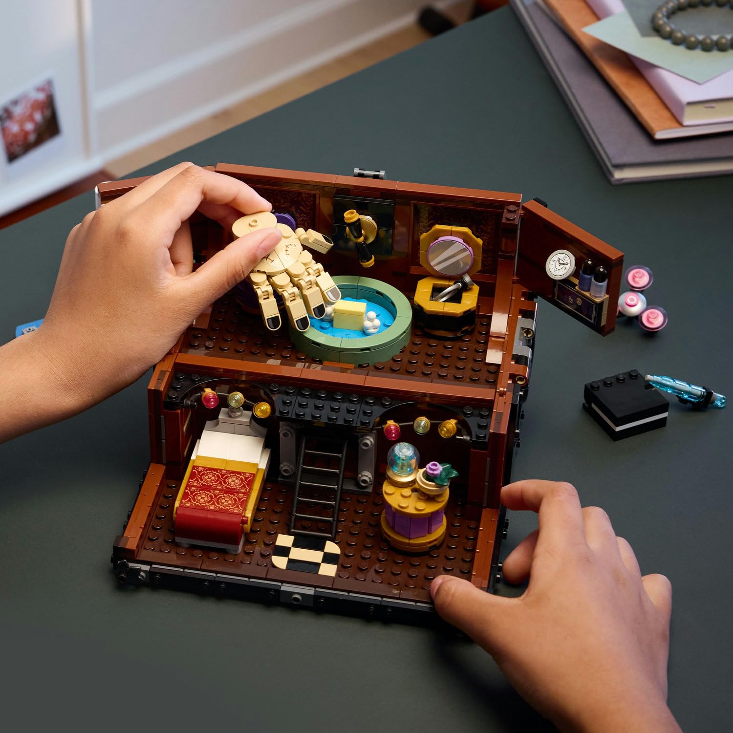 LEGO Wednesday Şey’in Dairesi 76785 – 10 Yaş Üzeri Çocuklar için Şey, Enid Sinclair Mini Bebeği ve Aksesuarlar İçeren Koleksiyonluk Yaratıcı Oyuncak Yapım Seti, Doğum Günü Hediyesi Fikri (828 Parça)