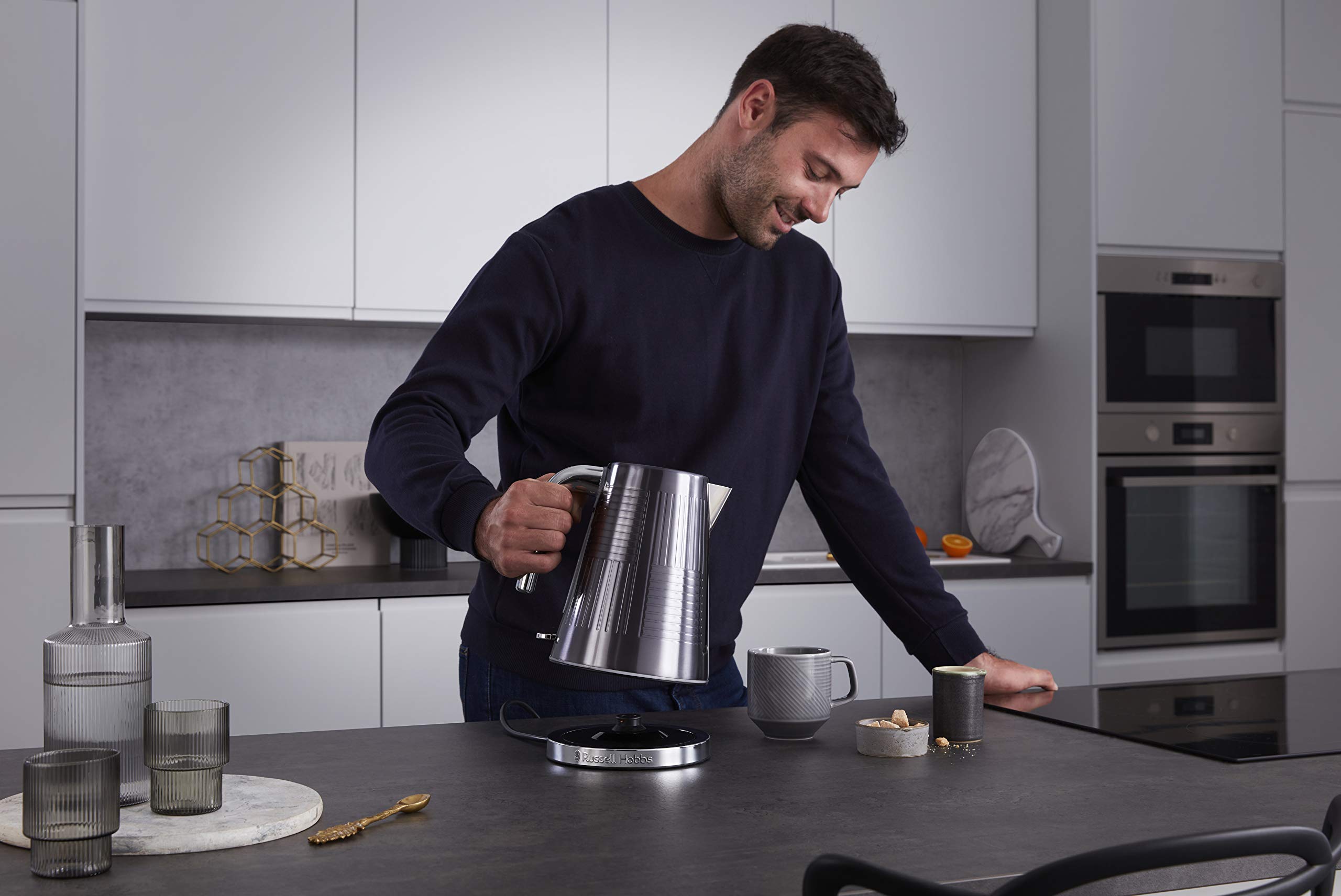 Russell Hobbs Wasserkocher [1,7l, 2400W] Geo Edelstahl Grau (Schnellkochfunktion, herausnehmbarer Kalkfilter, Wasserstandsanzeige, autom. Deckelöffnung, optimierte Ausgusstülle) Teekocher 25240-70