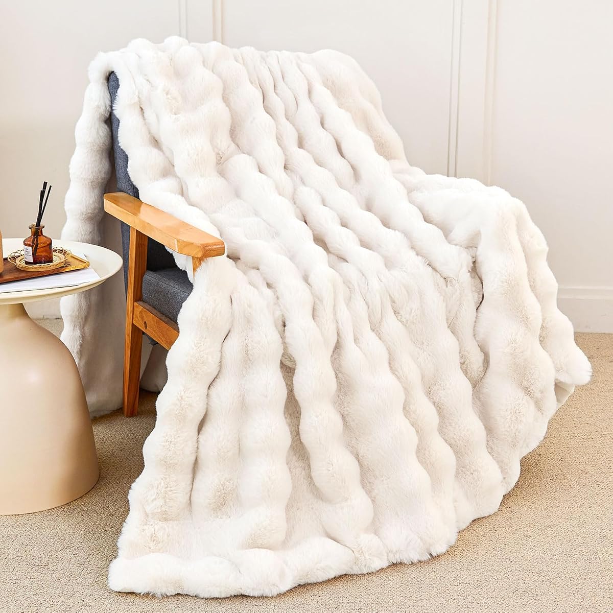 Faux Rabbit Fur Throw Blanket for Couch, Cream White Throw Blankets 50"x60" | Cozy Reversible Fluffy Throw, Luxury Plush Thick Bubble Blanket, Mothers Gifts for Women, Soft Warm for Bed, Home Decor