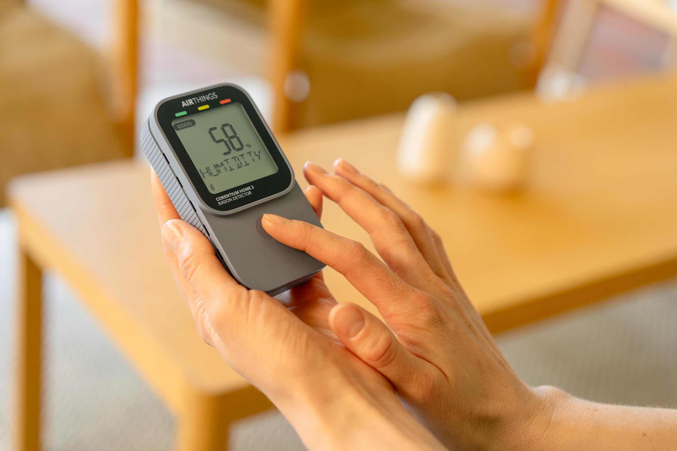 Corentium Home 2 Airthings - Détecteur de Radon numérique Intelligent - Portable et Facile à Utiliser avec connectivité Bluetooth et capteurs d'humidité et de température