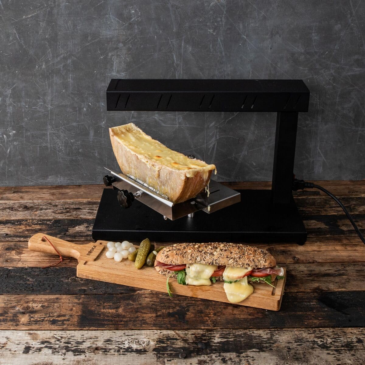 Boska Raclette Demi - Elektrisches Raclette-Gerät für halbe Schleifscheiben - Profi-System mit Drehmechanismus, 2m Kabel, spülmaschinengeeignet - Schwarz