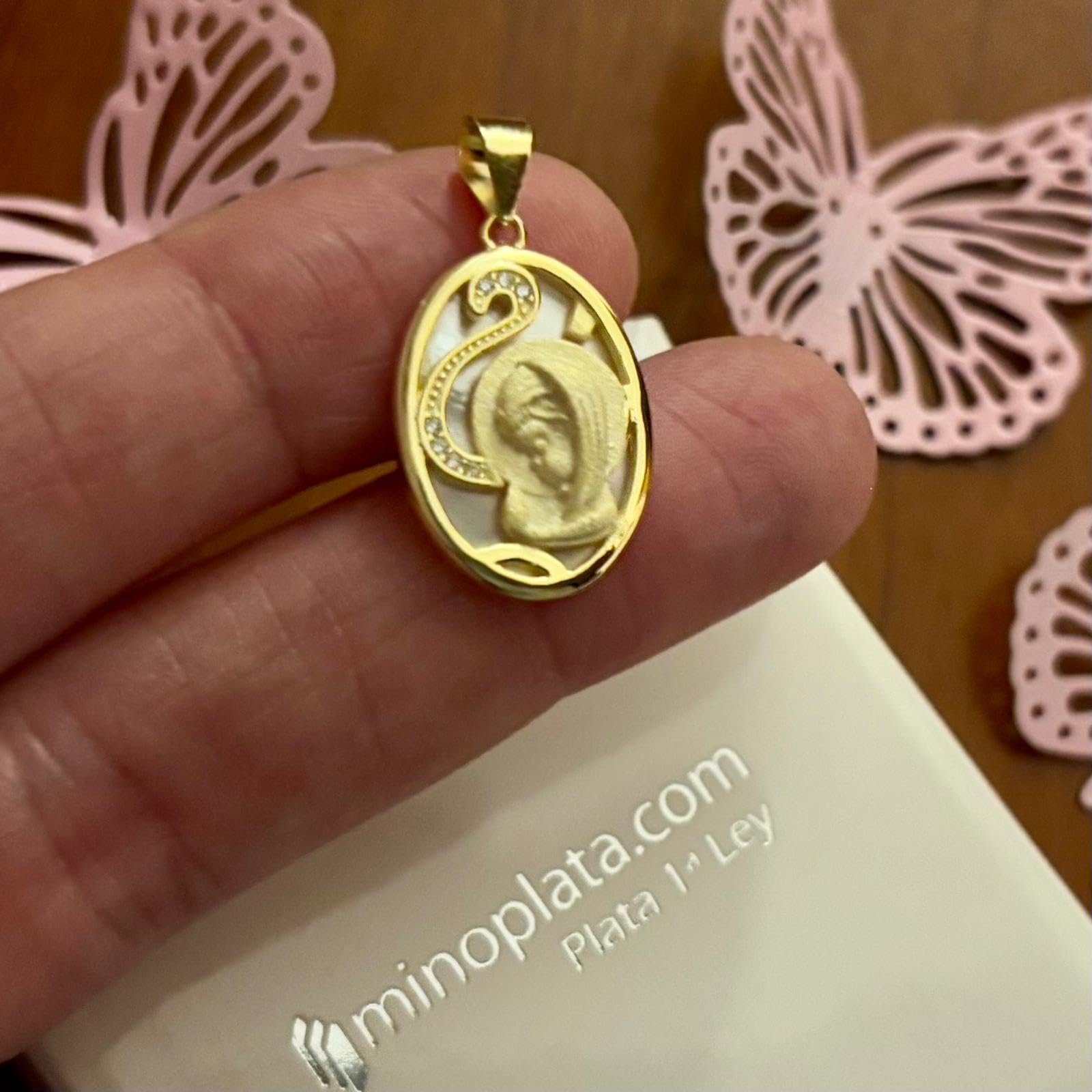 Medalla ovalada Virgen Niña de Plata dorada lisa y matizada con Nácar y Circonitas