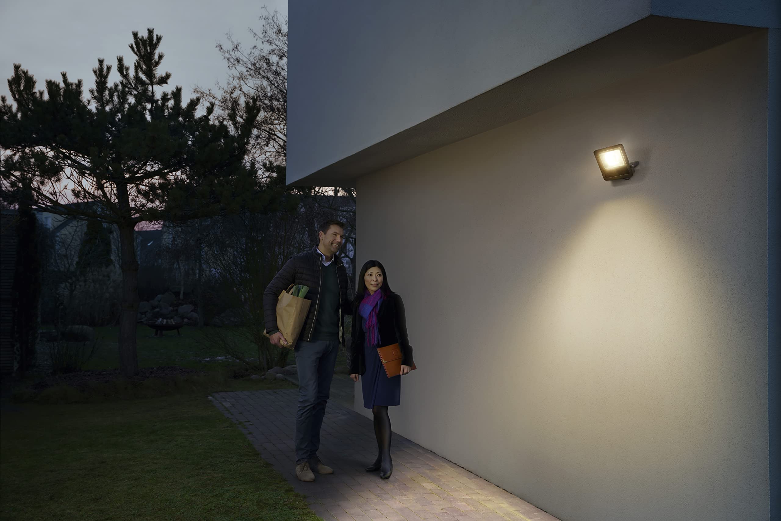 LEDVANCE Apparecchio Per Esterni Led Con Tecnologia Wifi, Proiettori Per Esterno, Bianco Caldo, 3000 K, 50 W, Compatibile Con Google E Alexa Voice Control, Bianco Caldo Dimmerabile, 50 Watt