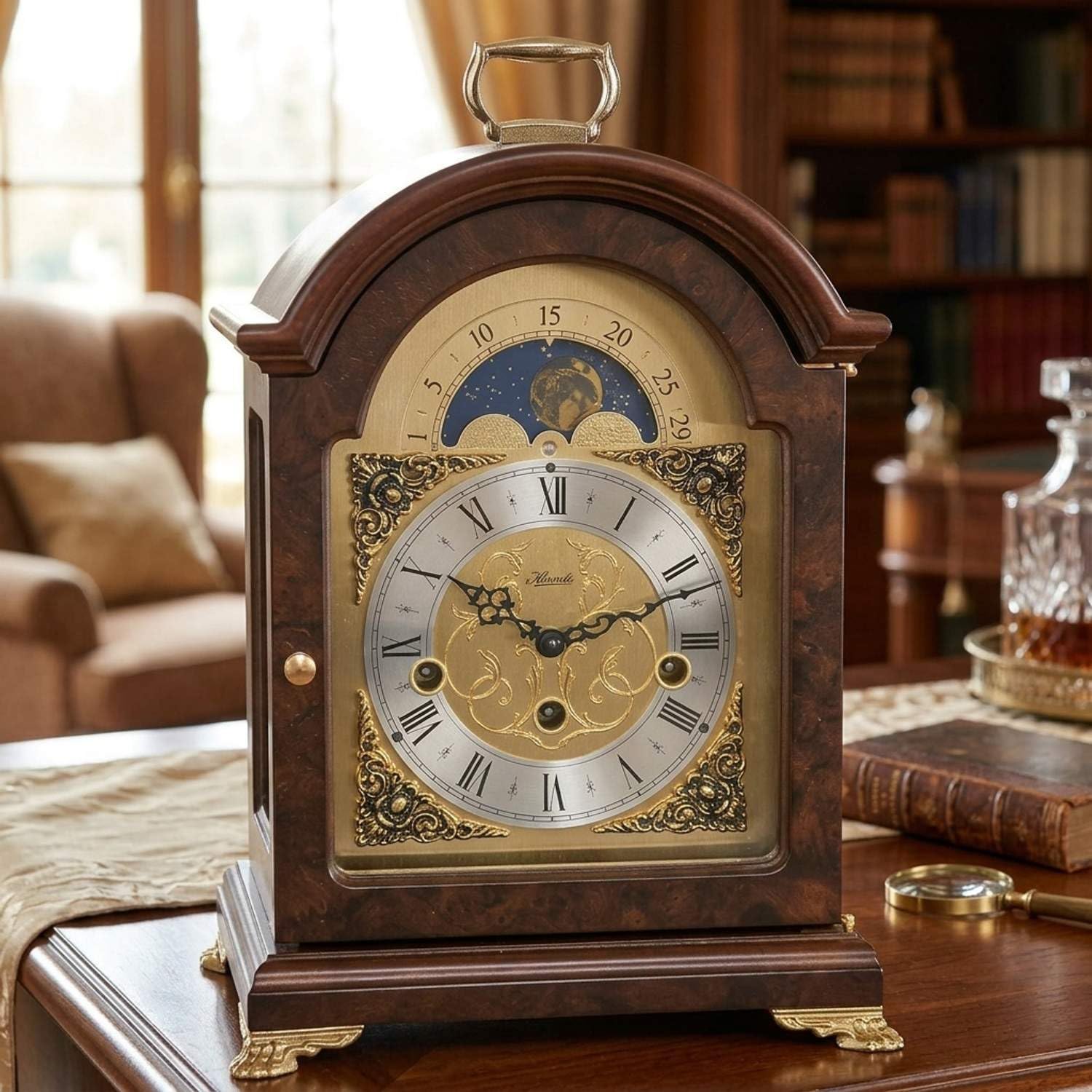 Hermle 23054-030340 Englische Stiluhr, Nussbaum Braun 33cm x 22cm x 15,5cm