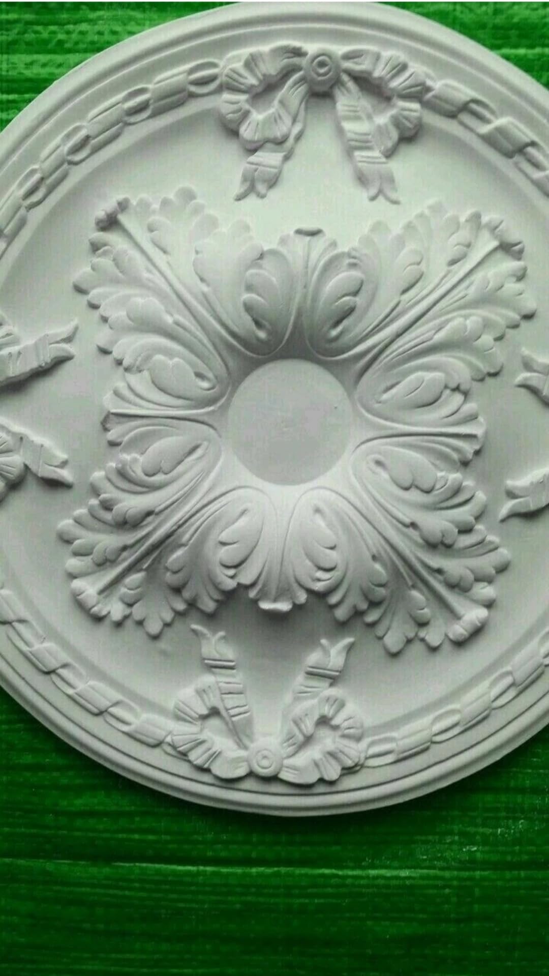 Decorazione per soffitto in gesso con rose, acanto e fiocco, 400 mm.