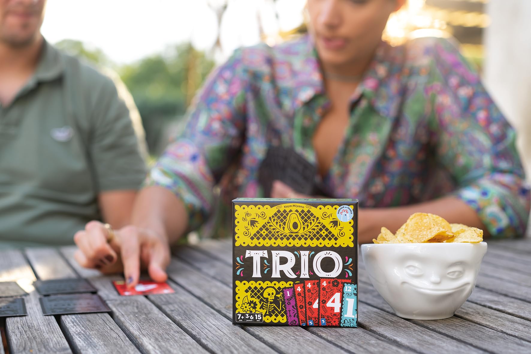 Asmodee - Trio - Jeu de Cartes Made in France - Récompensé As d'or 2024 - Jeux de Société pour Famille et Enfants dès 7 Ans - Déduction et Mémoire - 3 à 6 Joueurs - 15 Min - Version Française