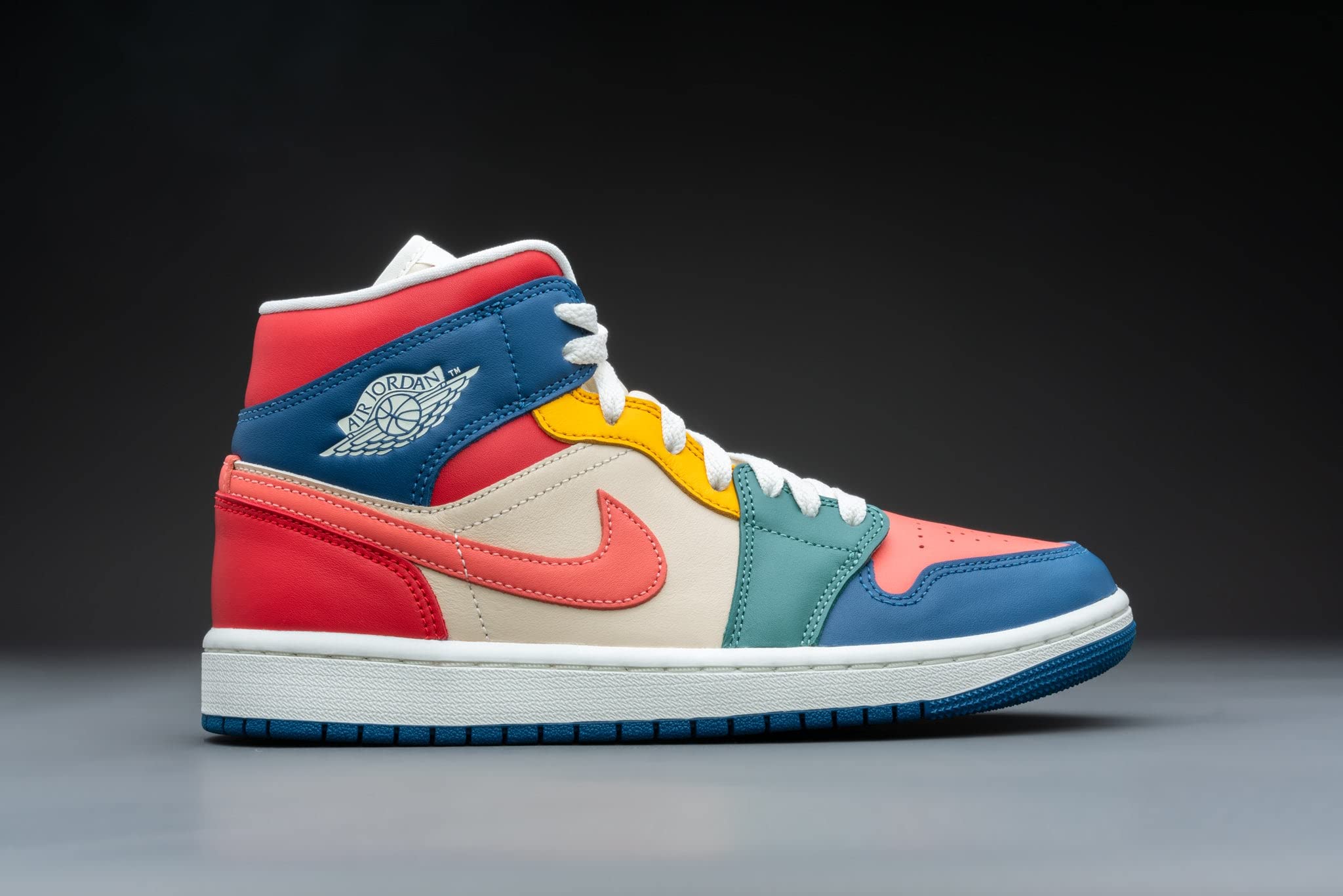 Nike Men's Air Jordan 1 Mid Se Basketball Shoes, White, 7.5 Women