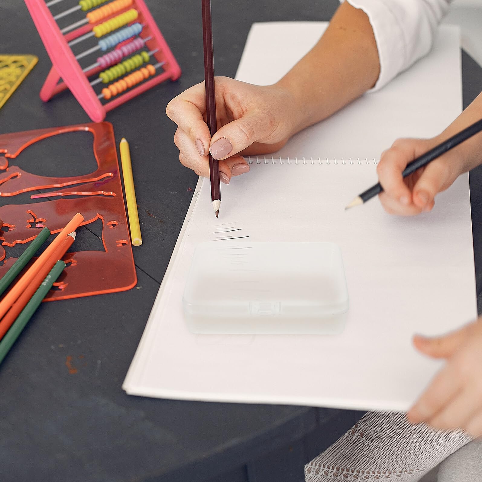 TOYANDONA Porta Pastelli Trasparente con Coperchio a Scatto Scatola Impilabile in Plastica Resistente da 24 Pezzi per Organizzazione Cancelleria e Forniture Scolastiche per Aula