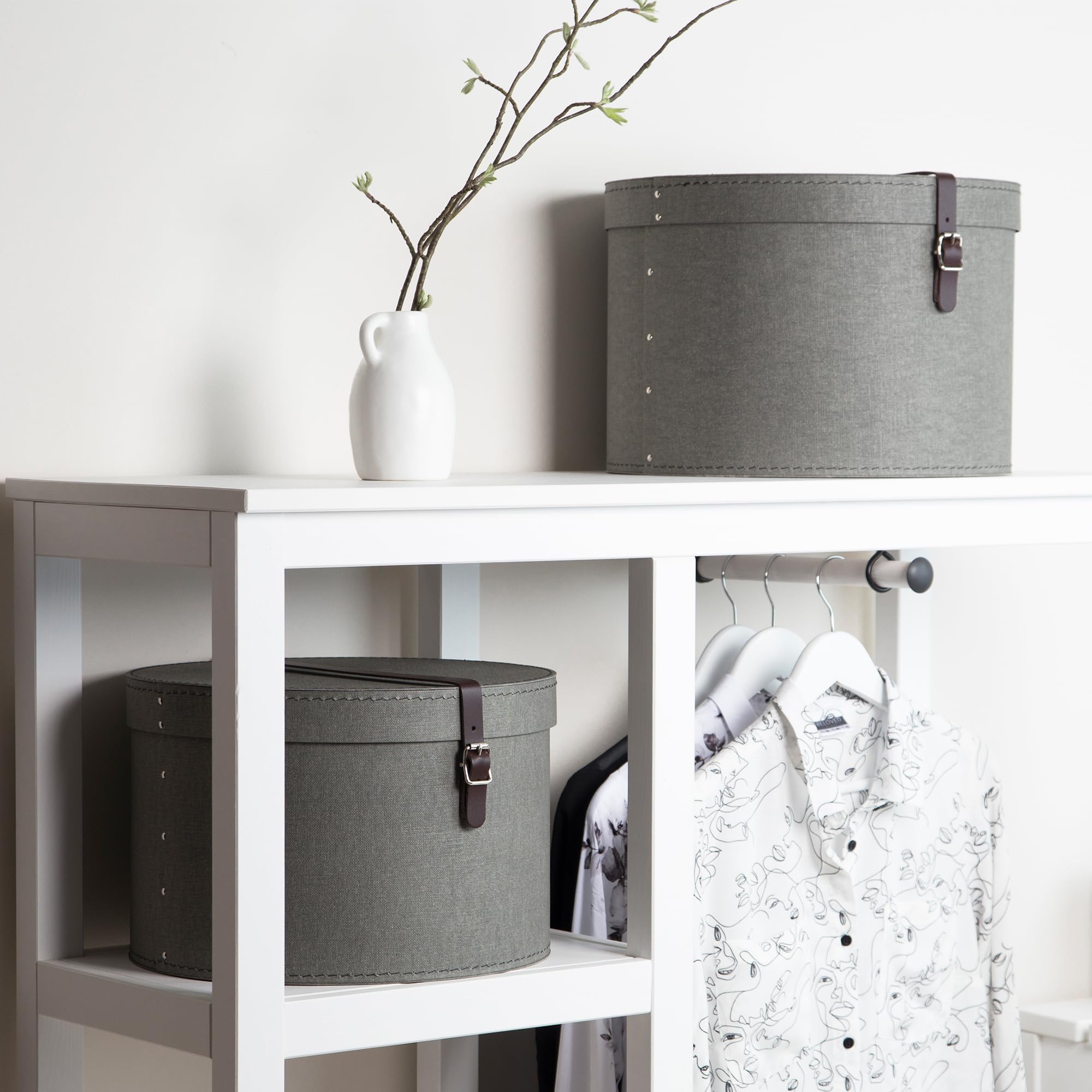 BIGSO RUT 2er-Set Aufbewahrungsbox mit Deckel – runde Ordnungsbox mit Lederriemen – große und kleine Hutschachtel aus Faserplatte und Papier in Leinenoptik – grau