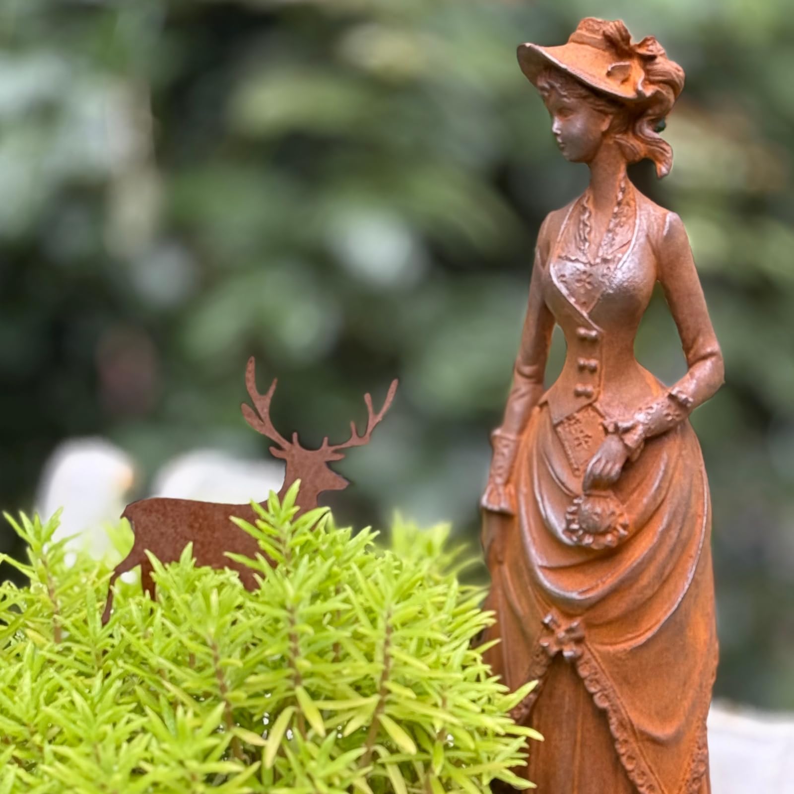 Dekoracja ogrodowa w stylu vintage, figurka wiktoriańska z żeliwa, elegancka dama z kapeluszem, antyczna klasyczna rzeźba do ogrodu i na taras (rdza)