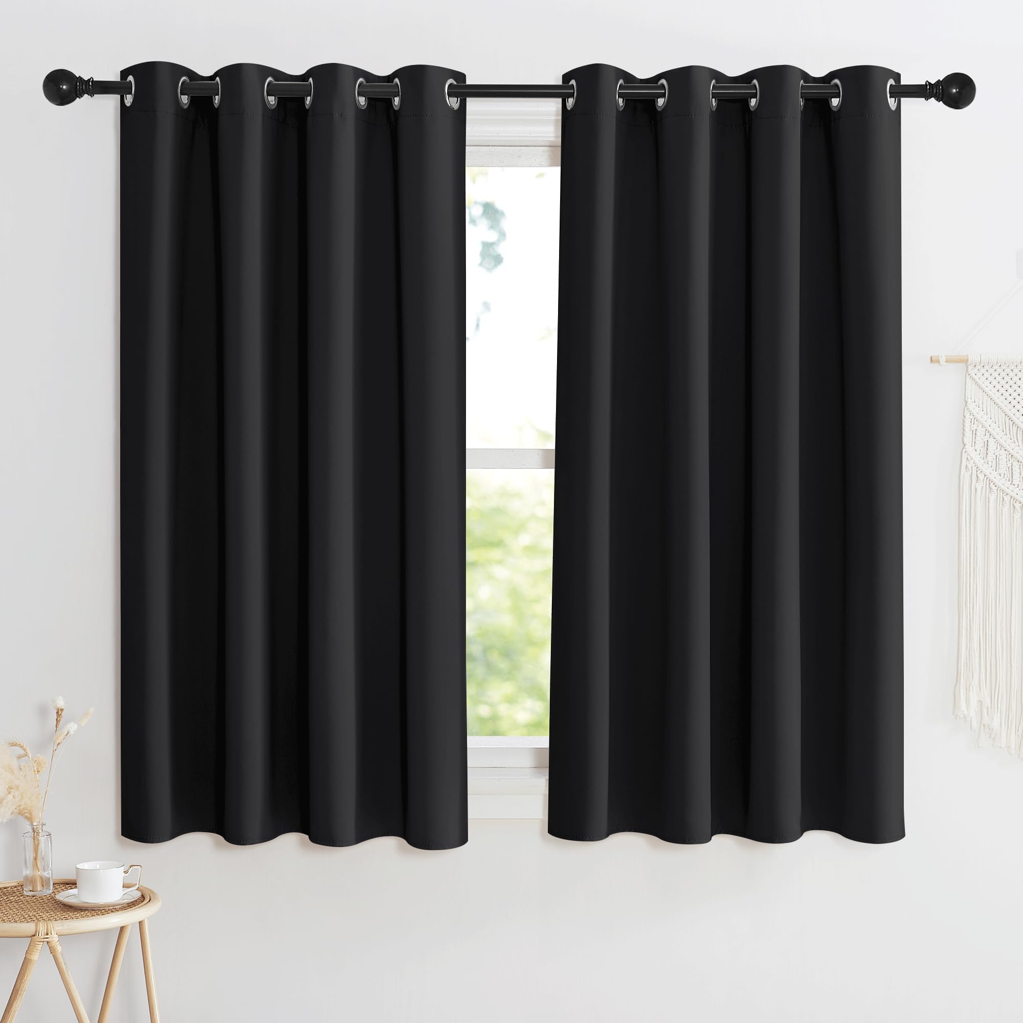 KGORGE Schwarze Blickdichte Vorhänge 2-Set 135 x 140 cm(HxB) Schlafzimmer Thermovorhang Hitzeschutz Verdunklungsvorhänge mit Ösen Gardinen Kurz Fenster Küchengardinen