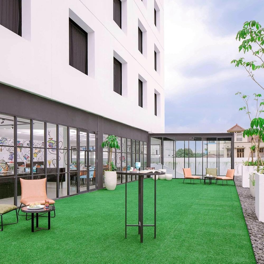 YOEVU - Césped Artificial Realista de 18mm | Resistente a Clima y UV | Fácil de Instalar y Sin Mantenimiento | Ideal para Jardines y Terrazas Exterior e Interior | Verde | 1x2 Metros