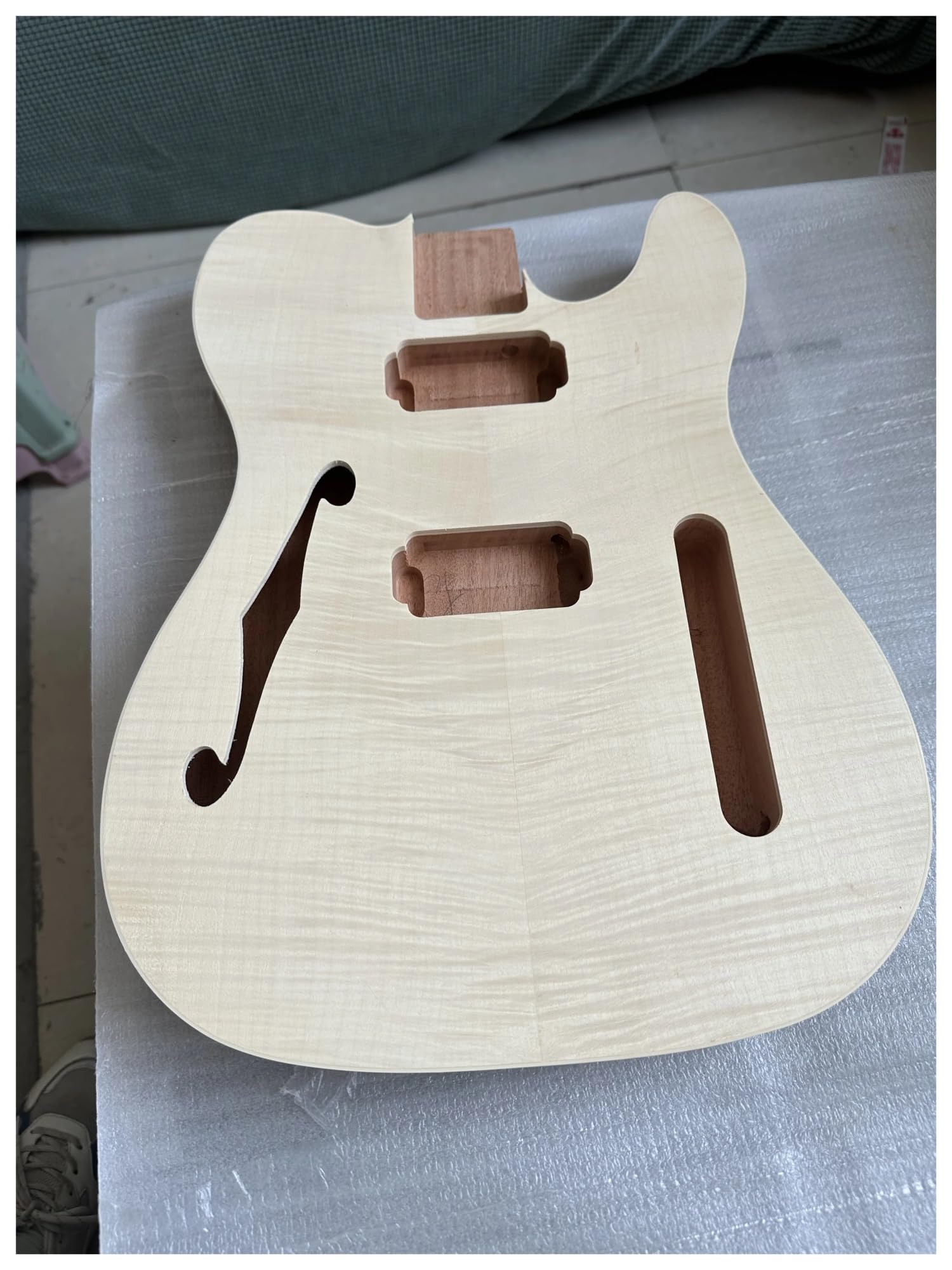 Cuerpo de guitarra de caoba TL de madera de una pieza sin terminar, agujero F HH, barril de guitarra eléctrica, chapa de arce flameado, pieza artesanal, tacón de 5,6 cm