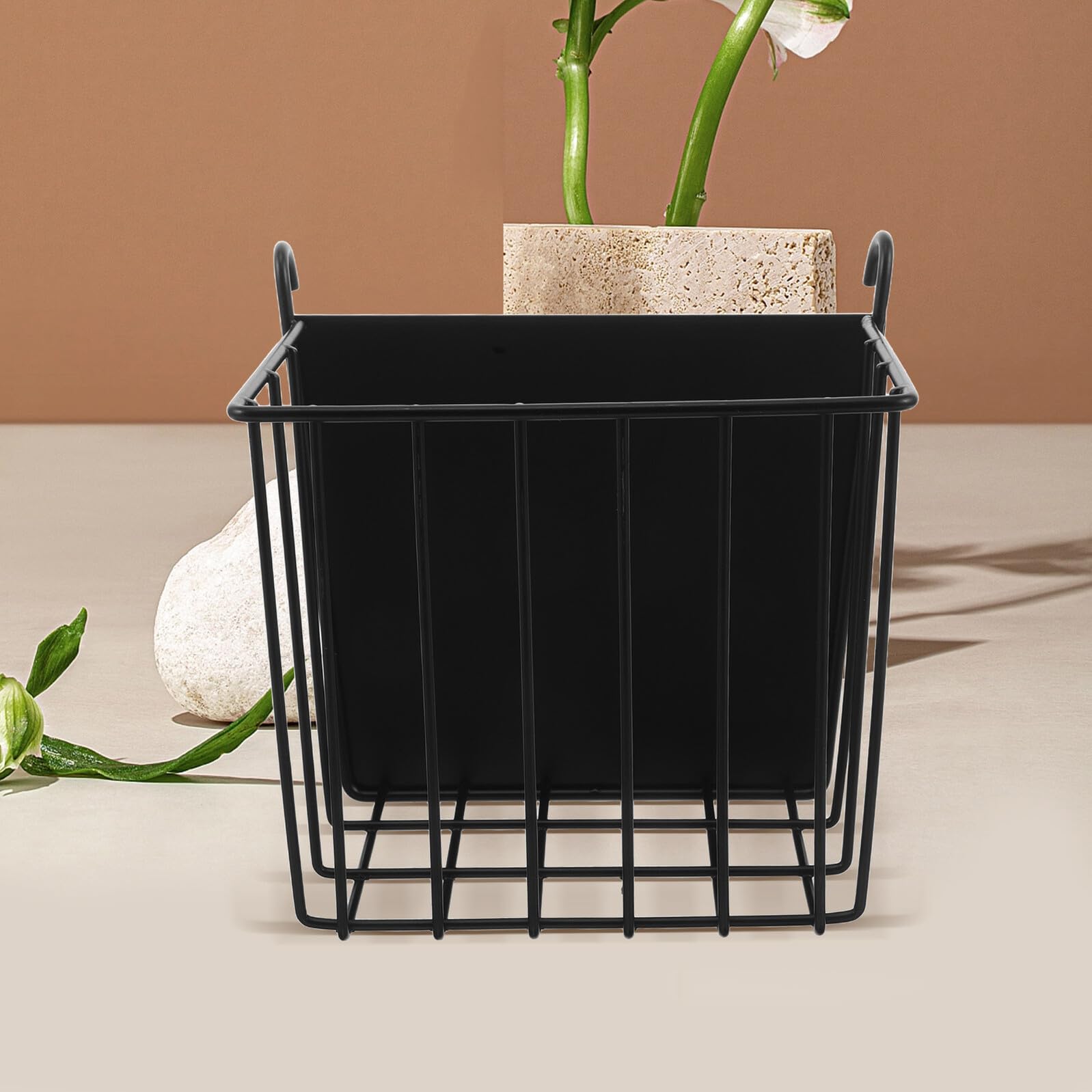 Râtelier à Foin pour Lapins et Cochons d'Inde en Acier Carbone Noir Support Suspendu Compact pour Cage Mangeoire Pratique et Solide pour Petits Animaux Distributeur de Foin