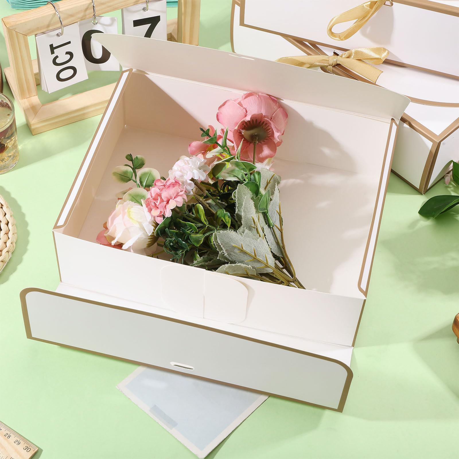 GLOBLELAND Lot de 12 boîtes cadeaux pliables pour demoiselle d'honneur avec rubans - 27,9 x 26,9 cm - Blanches - Pour emballage de mariage, fête des mères, anniversaire de mariage