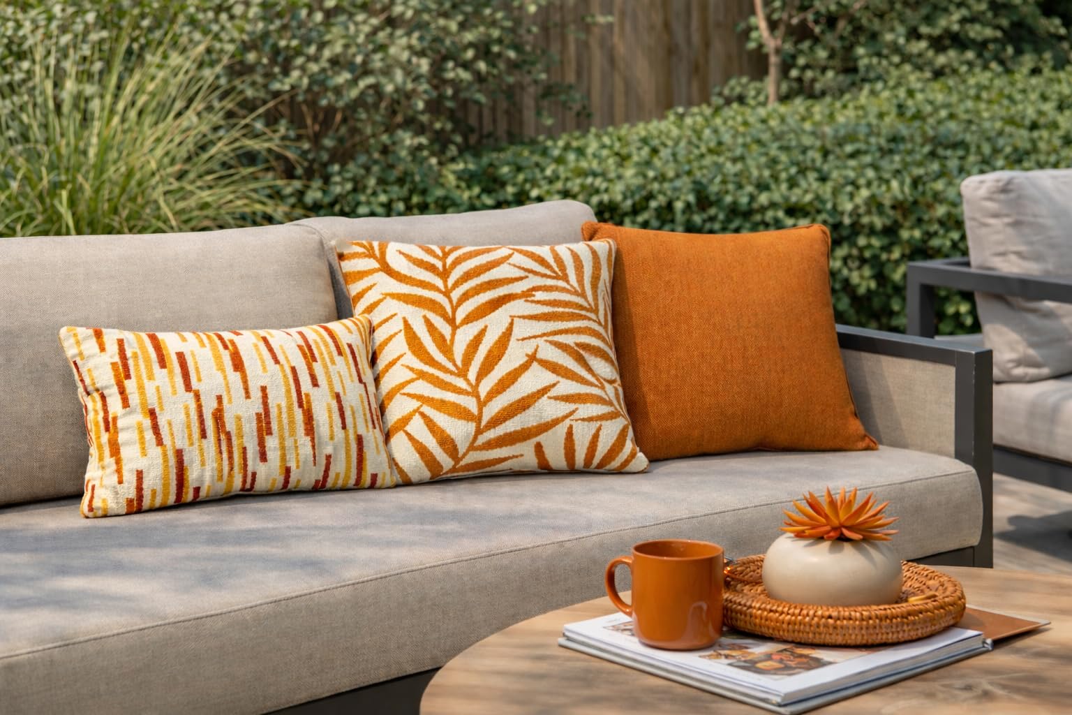 YB Concept Sunset Leaf Outdoor Turuncu - Krem Dekoratif Yastık 45x45 cm – Tropikal desen, Solmaya Dayanıklı Kumaş, Suya Dayanıklı, Dolgulu, Bahçe, Balkon ve Teras Kırlenti