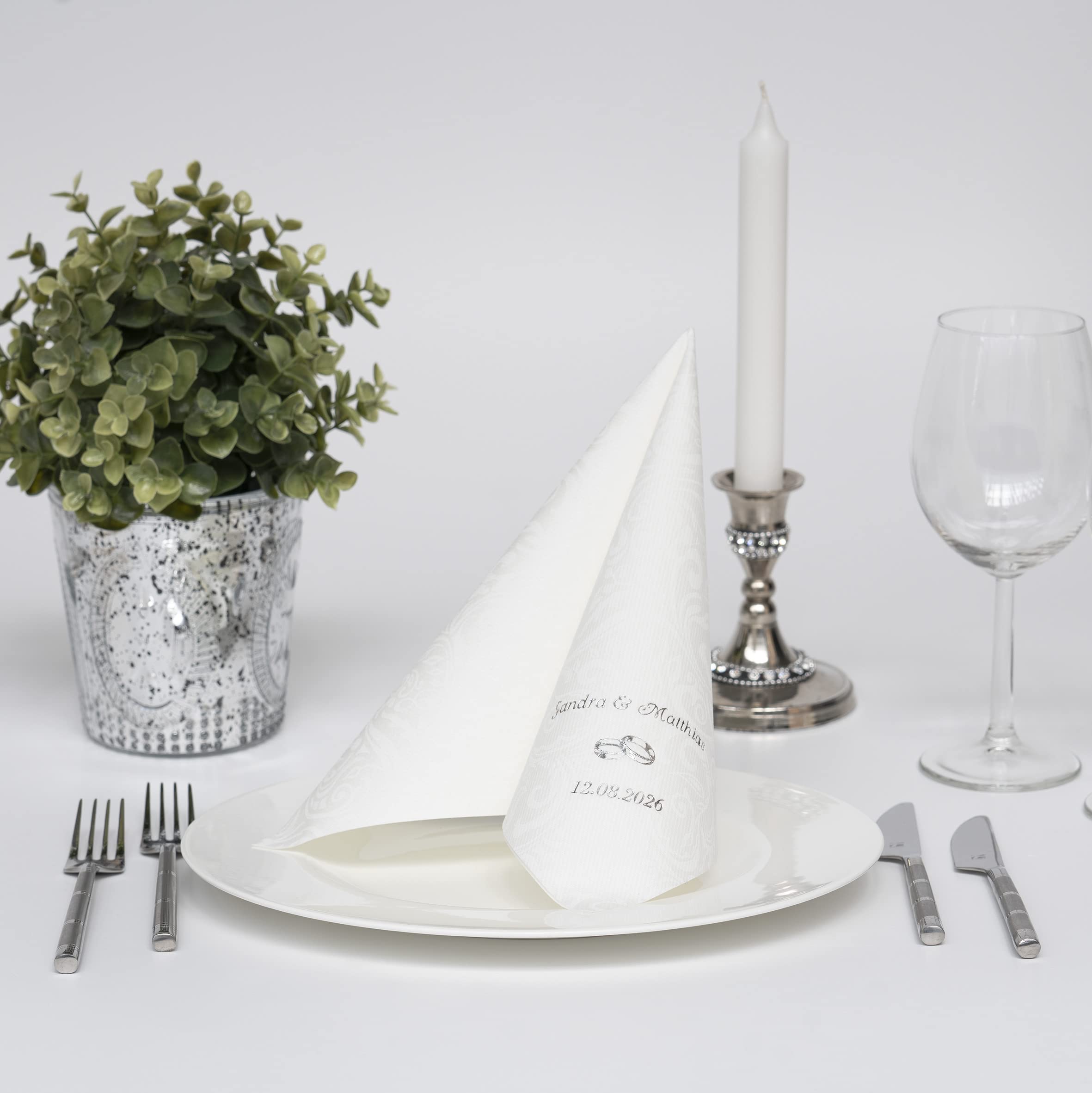 Personalisierte Hochzeitsservietten aus hochwertigem Premium-Line Material - STOFFÄHNLICH | mit exklusivem Prägedruck | VIPDEKO | Größe: 40 x 40 cm | ¼ Falz | Farbe: weiß. Für die Hochzeitstafel (75)