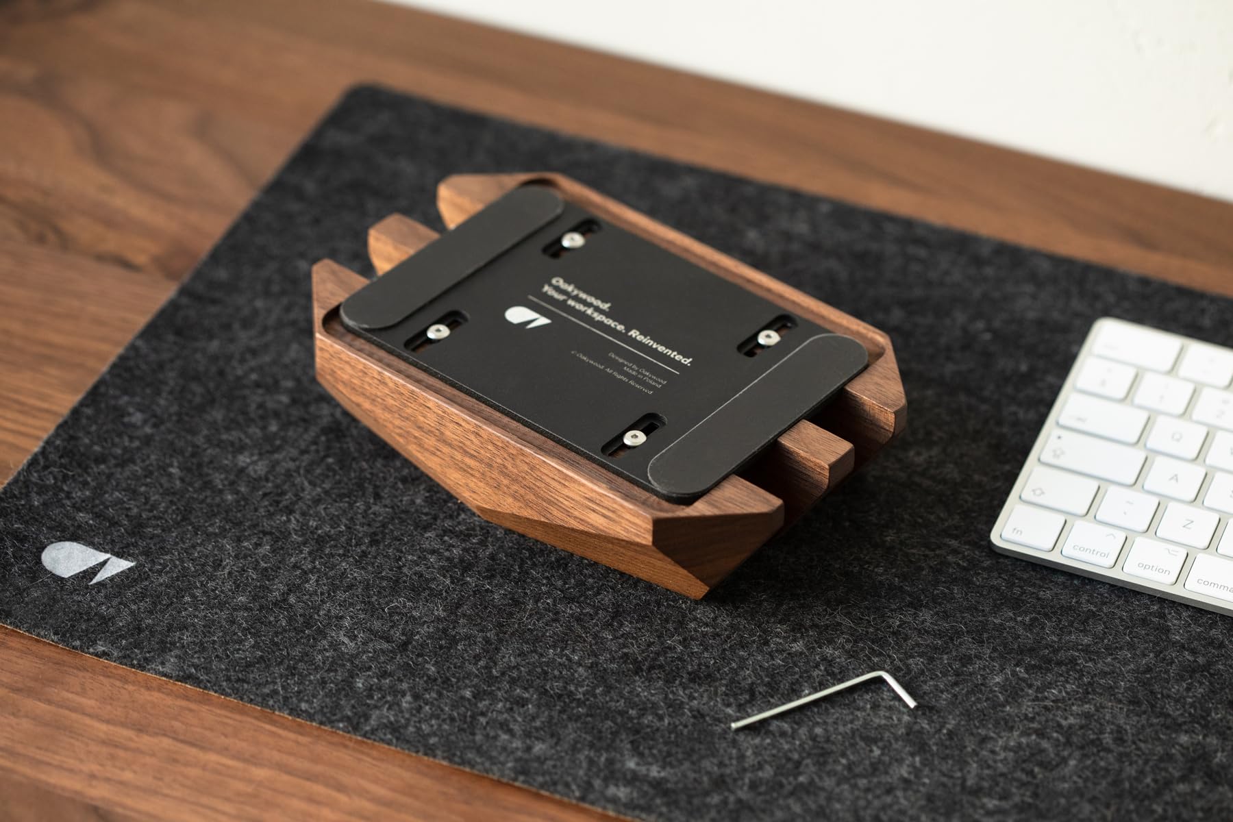 Oakywood - Laptop Ständer Vertikal - Laptop Stand aus Holz - Halterung für 2 Laptops, Verstellbar - Kompatibel mit MacBook Pro, Kompatibel mit MacBook Air, Kompatibel mit iPad - Walnuss