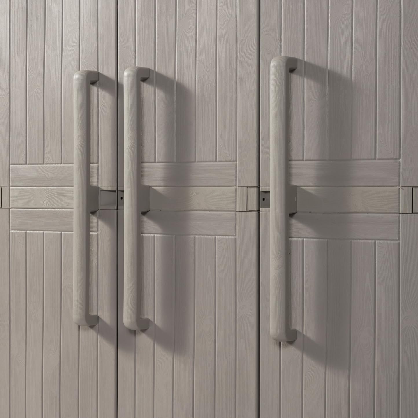 Toomax Armadio Wood Midi a 3 ante con 4 ripiani regolabili, 97x37x173h cm in plastica resistente effetto legno grigio tortora, con piedini e predisposizione per lucchetto, ideale per garage e cantine
