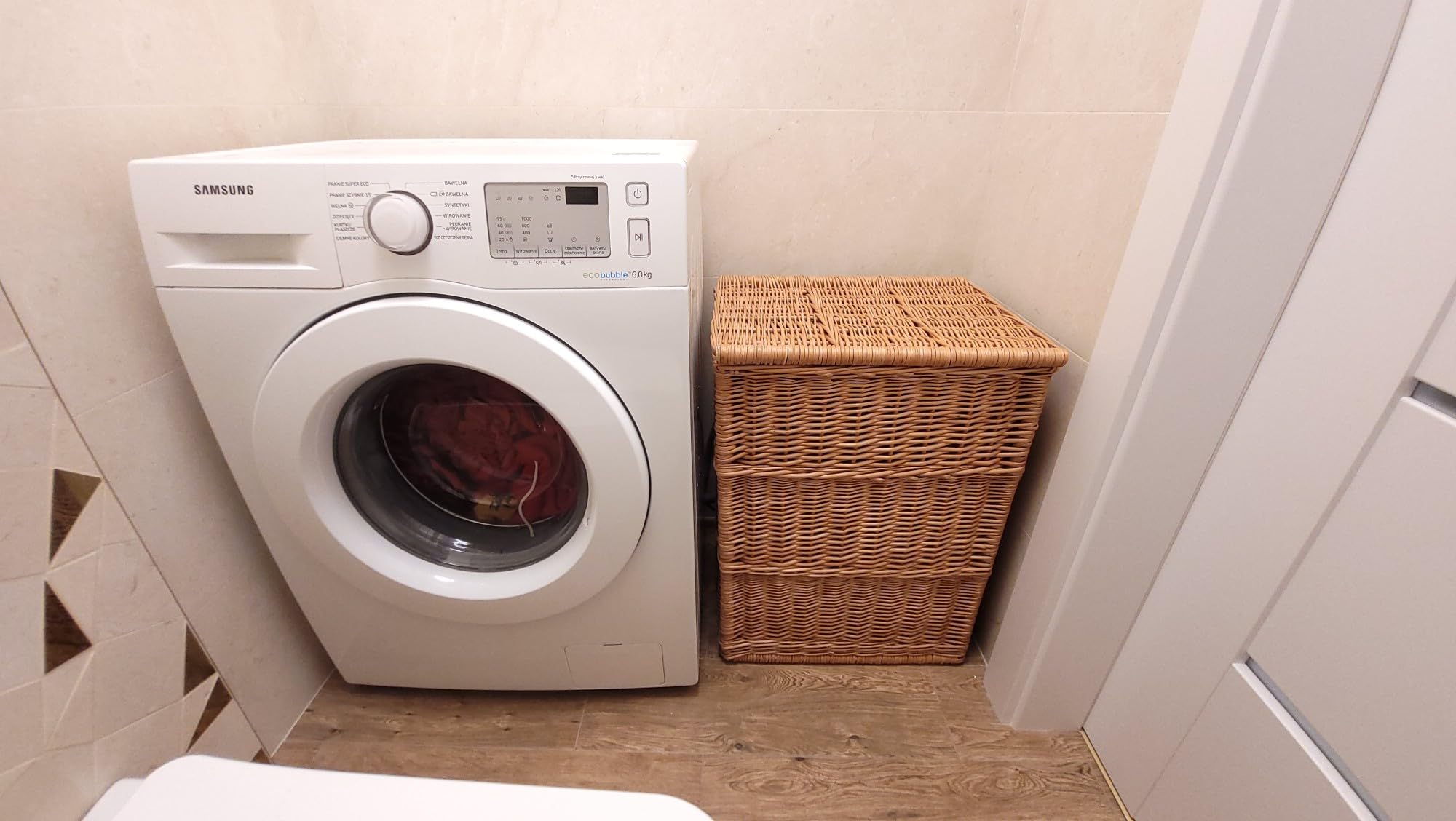 Panier en osier naturel weeco pour linge, vêtements ou jouets, couvercle rabattable et deux poignées de transport. Grand coffre en osier naturel pour vêtements, oreillers et jouets