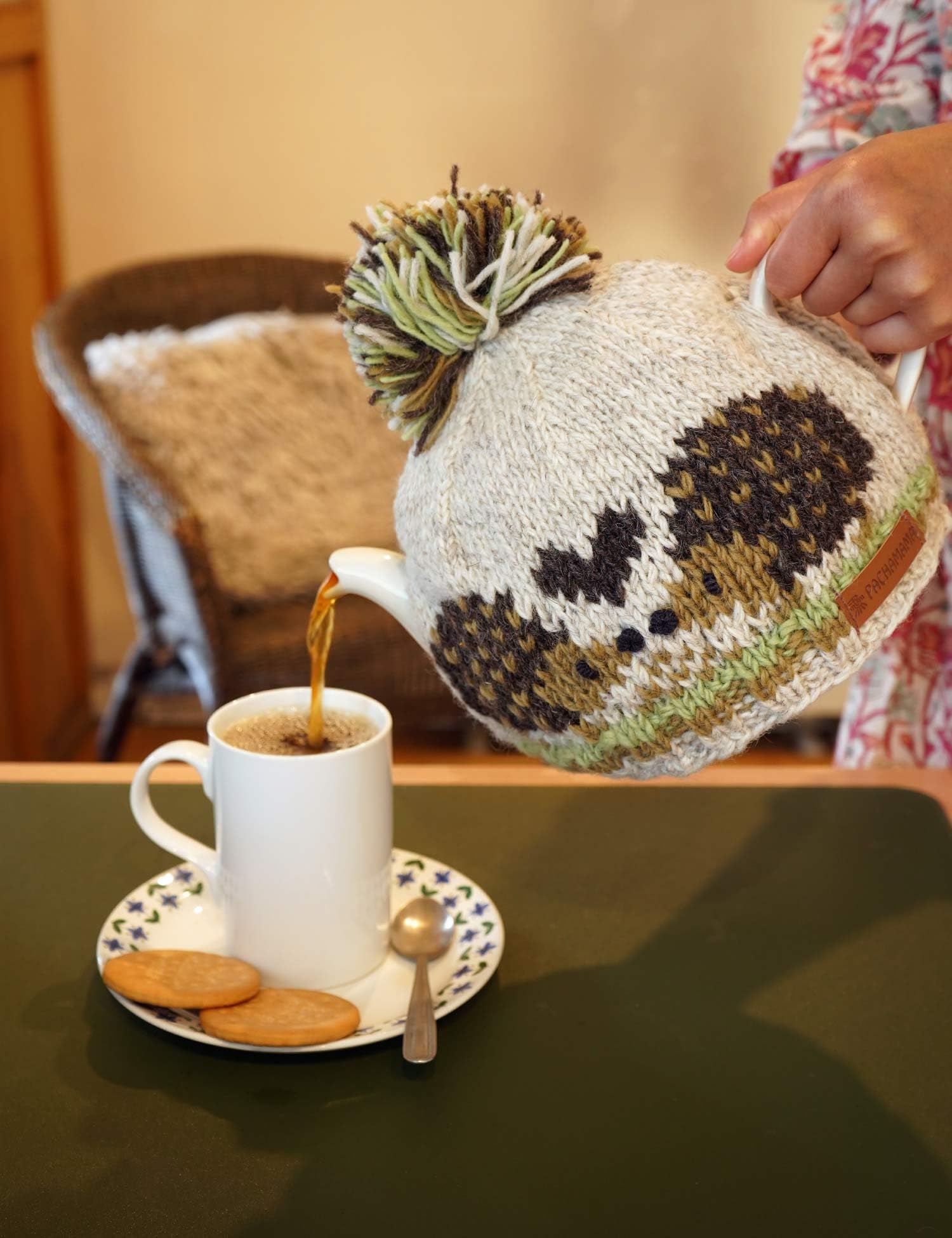 Pachamama Ręcznie robiony średni 4-6 filiżanek 1,2 l wełniana herbata przytulny pokrowiec na czajniczek - wzór jeże izolowane ręcznie robione sprawiedliwy handel wielobarwny