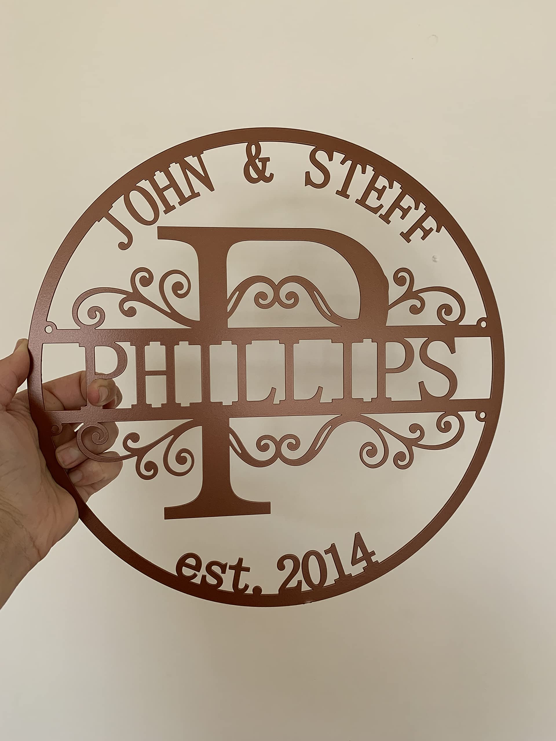 FranJohnsonHouse Personalisiertes Familienschild aus Metall mit Monogramm | Rundes Namensschild in Kupferoptik mit Familiennamen, Vornamen und Jahr, als Geschenk für Hochzeit oder Einzug