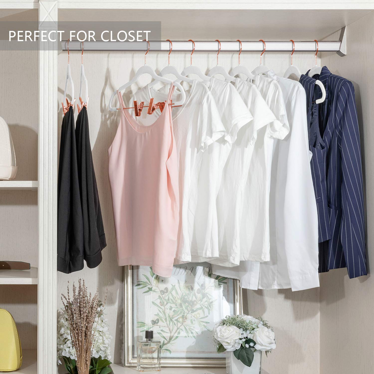 MIZGI Kleiderbügel, Hosen, Vevet-Kleiderbügel mit Clips, Kleiderbügel, Rutschfester Samt, Hosen, Roségold Samt Kleiderbügel, platzsparend, Filz Kleiderbügel, schmal, Kleid weiß