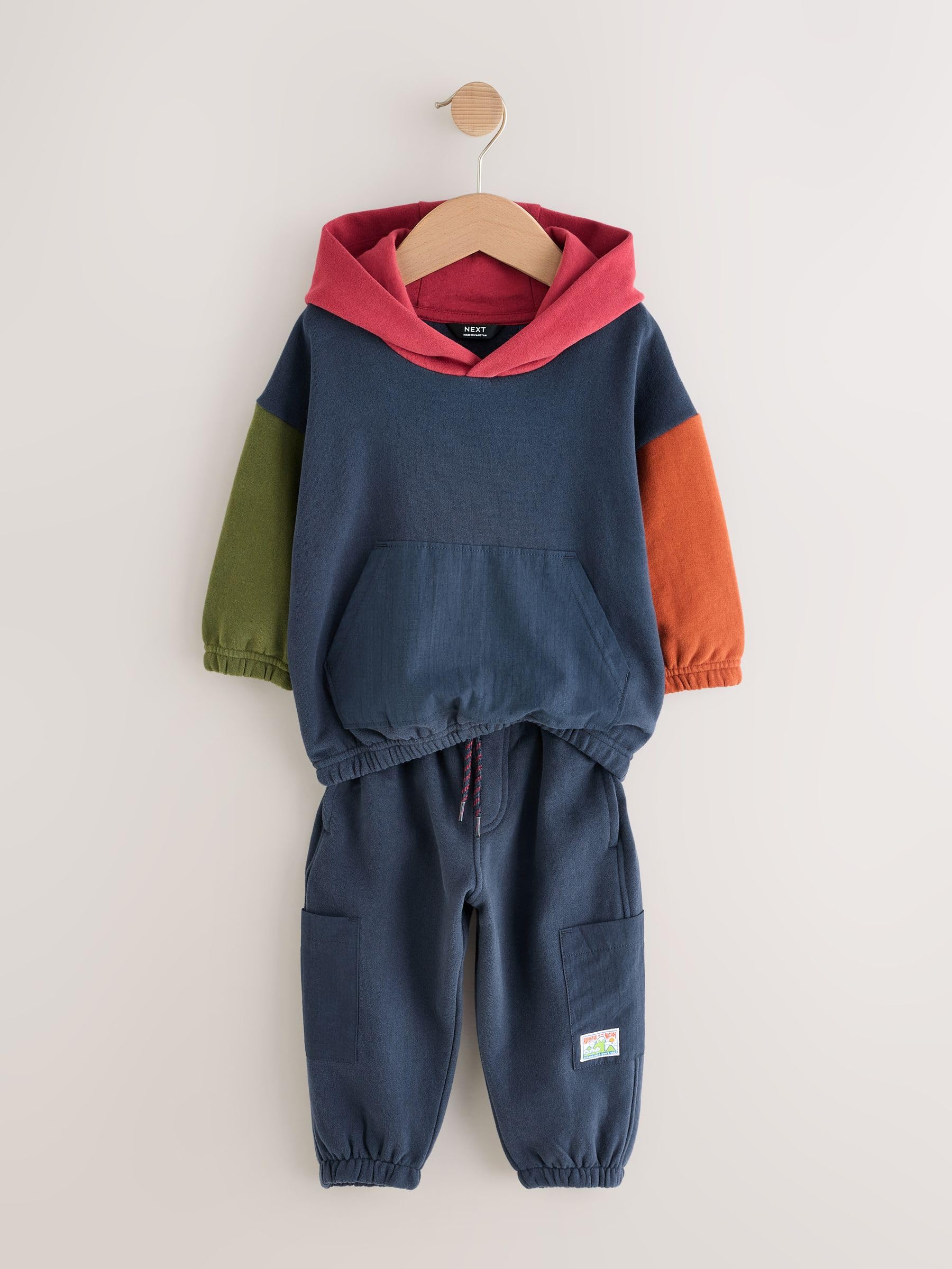 NEXT Niños Conjunto de sudadera con capucha y pantalón de chándal en bloques de color