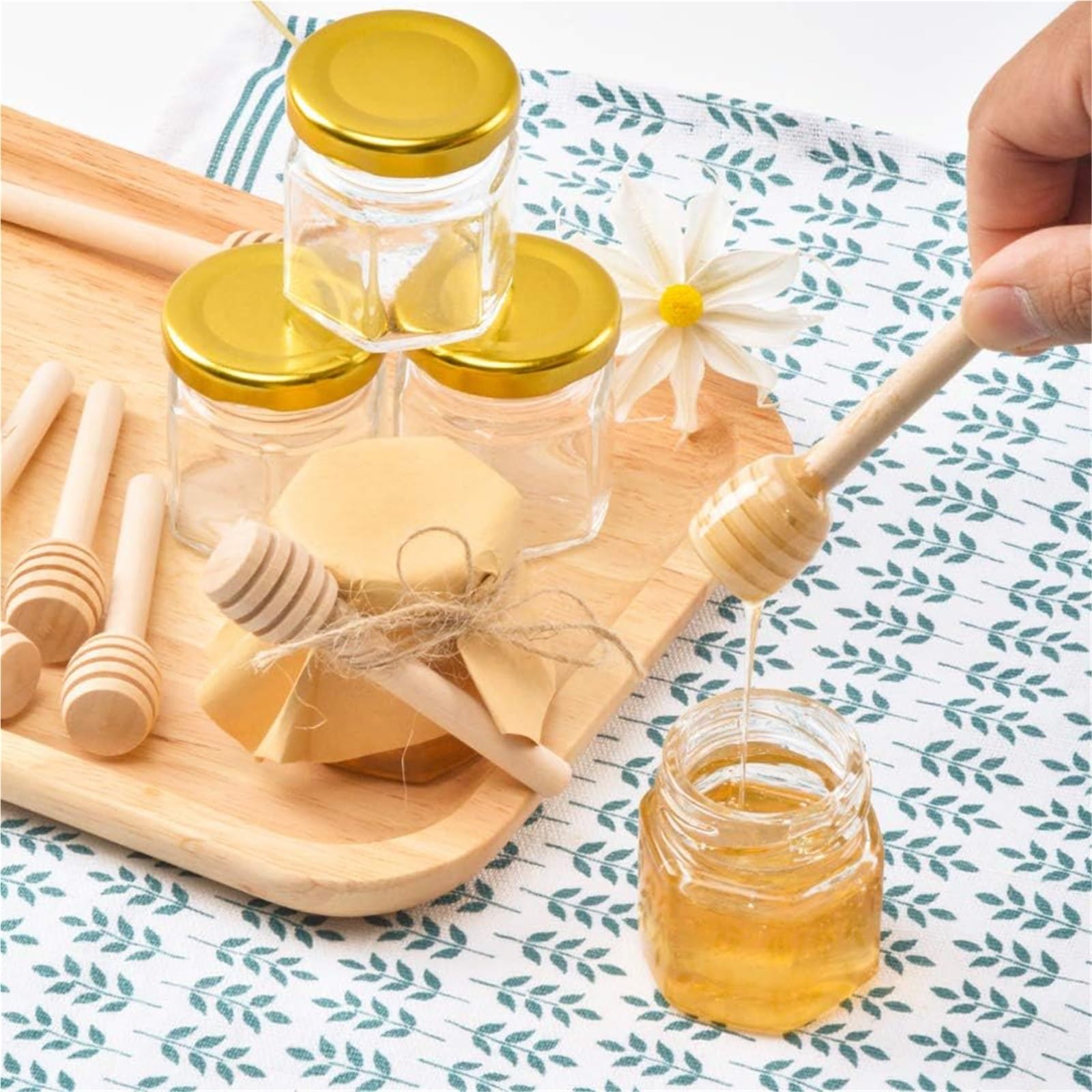 GläSer Zum Einkochen 1,5 Oz Sechseck-Miniglas mit Holzlöffel, Golddeckel, Bienenanhängern, Jutes - for die Hochzeit(12Pcs Set)