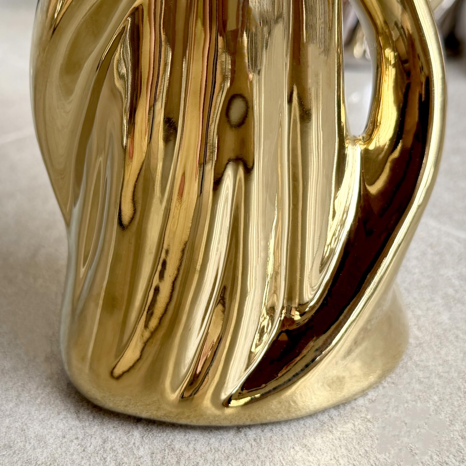 Statues en Porcelaine d'art De Couple Affectueux,Sculpture Peinte à la Main de 32cm de Haut,Statue élégante comme Symbole d'amour et d'affection,Figure décorative Parfaite comme Cadeau (Gold)