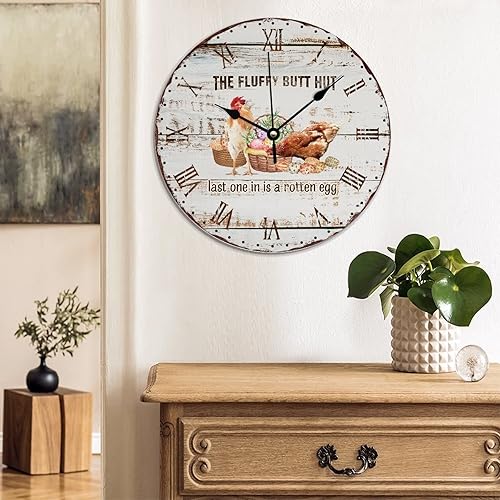 Miniatura 3 de The Fluffy Butt Hut Chicken Coop - Reloj de pared de PVC con diseño de gallina y gallina, funciona con pilas, reloj silencioso de estilo rústico