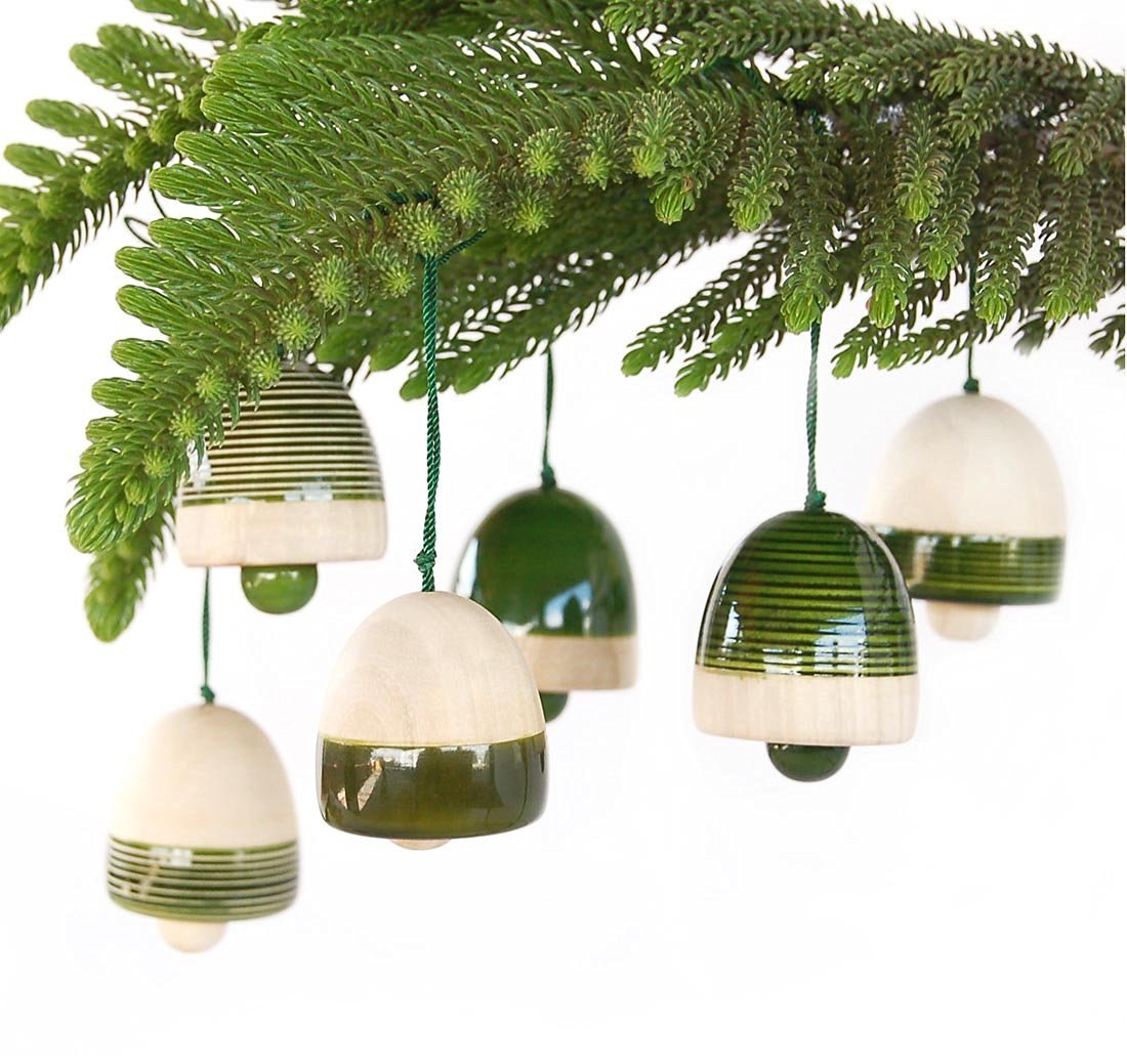 Clochettes de Noël en bois vert Maya Organic : fini les suspensions fragiles