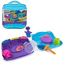 Kinetic Sand, Set di Gioco Squish Motion, Sabbia Colorata Rosa, Gialla, Blu, Sabbia Cinetica 453g, 5 Accessori, Comoda Valigetta. Giocattoli per Bambini e Bambine, 3+ anni