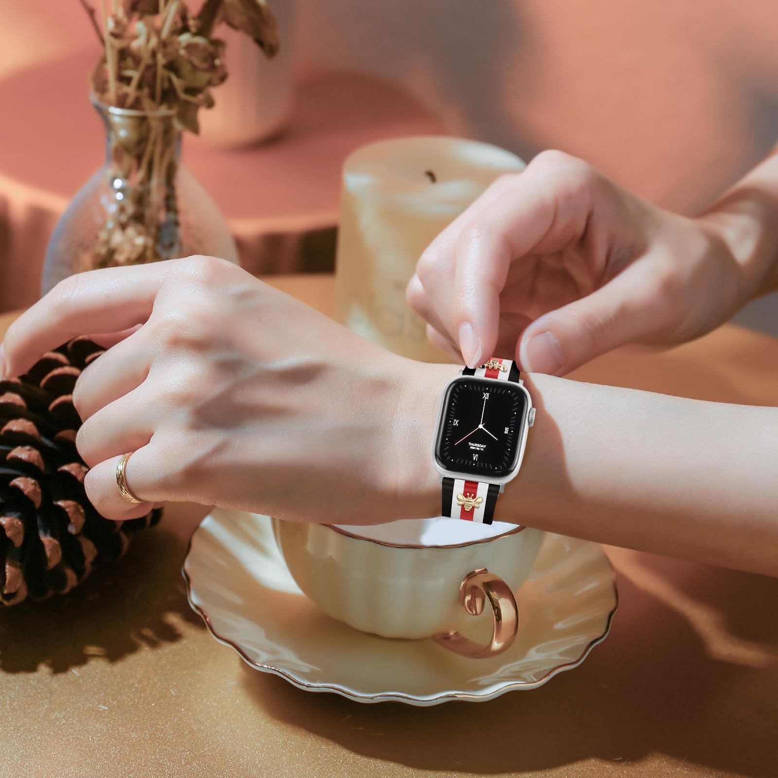 MOINSPIRE Designer-Lederarmband mit Charms, kompatibel mit Apple Watch 38 mm, 40 mm, 41 mm, 42 mm (S10), 42 mm (S1/2/3), 44 mm, 45 mm, 46 mm, 49 mm, für Damen und Herren, Armband für iWatch Serie 10/9