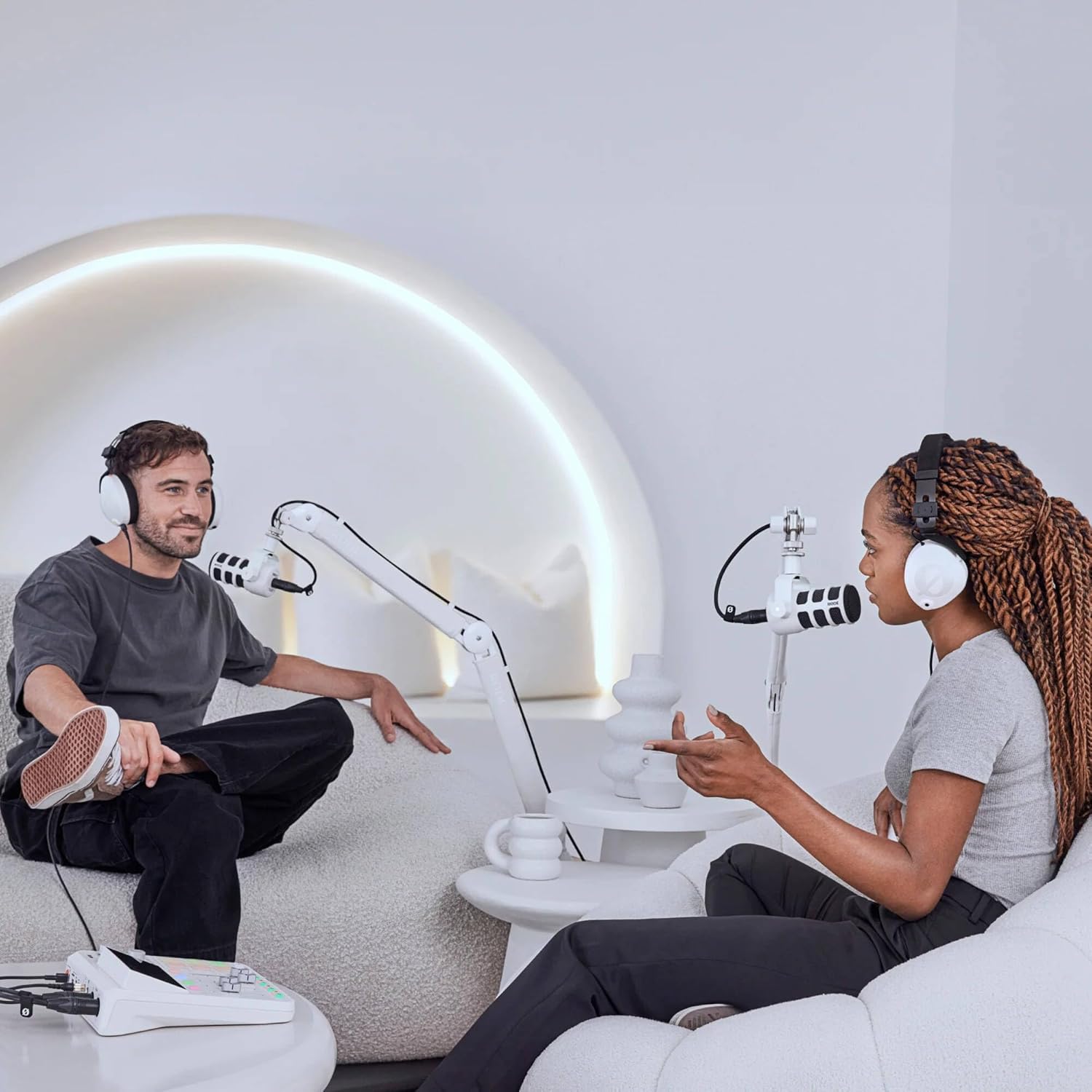 Rode RODECaster Duo (White) Integrated Audio Production Studio with 2x Zoom ZDM-1 Podcast Microphone Pack