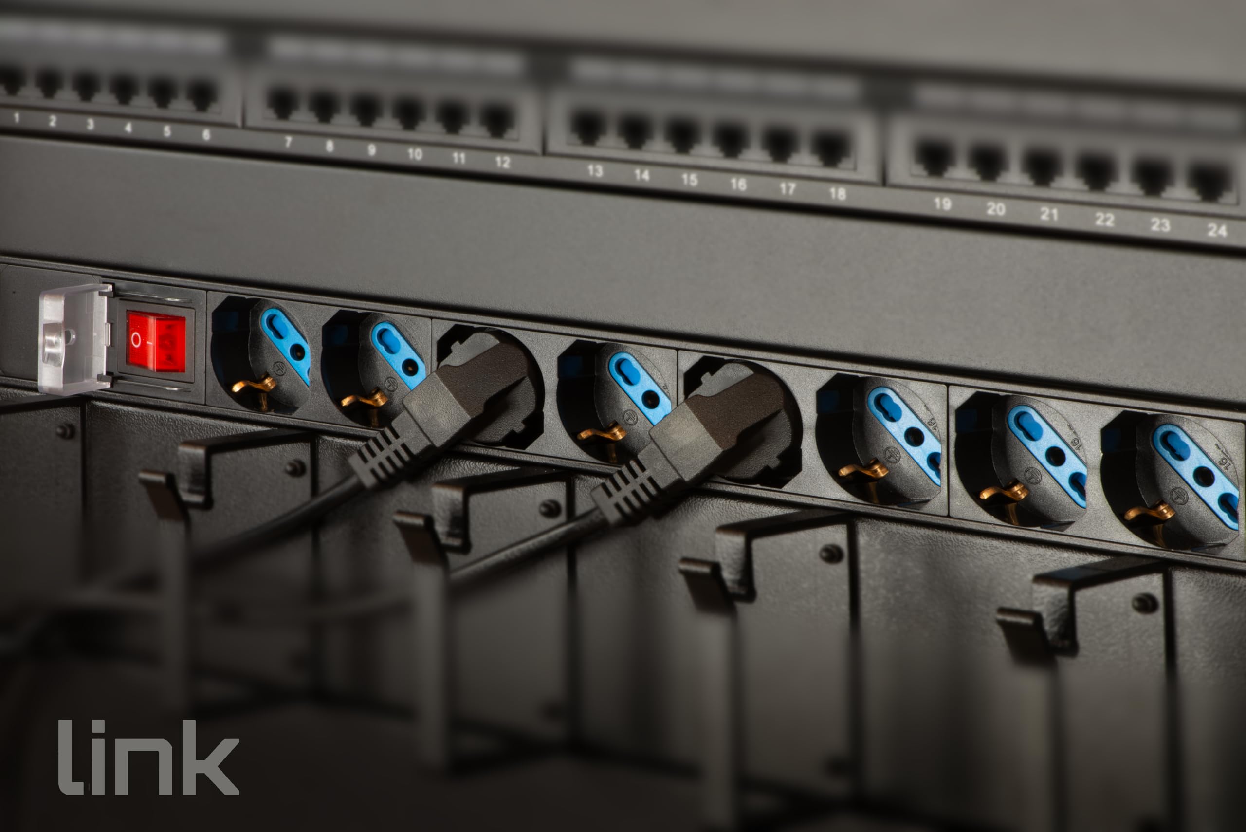 Link multipresa da rack LK10065 con 8 prese universali/Schuko/tripolari, con interruttore e spina C14. Per rack 19”, in metallo resistente, 3,5KW, misure 48,5x4,5x4,5. Alette reversibili.