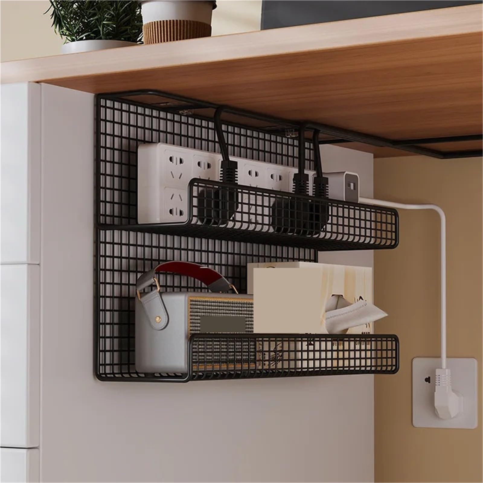 Metalowa taca na kable pod biurkiem