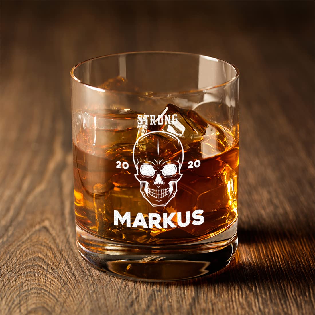 polar-effekt Whisky Skull Karaffe 850 ml Set mit Gravur - Motiv: Totenkopf - personalisiertes Whiskeyglas 320 ml, Tumbler - von Hand gefertigt - Holzfuß - Scotch, Bourbon, Rum - Geburtstagsgeschenk