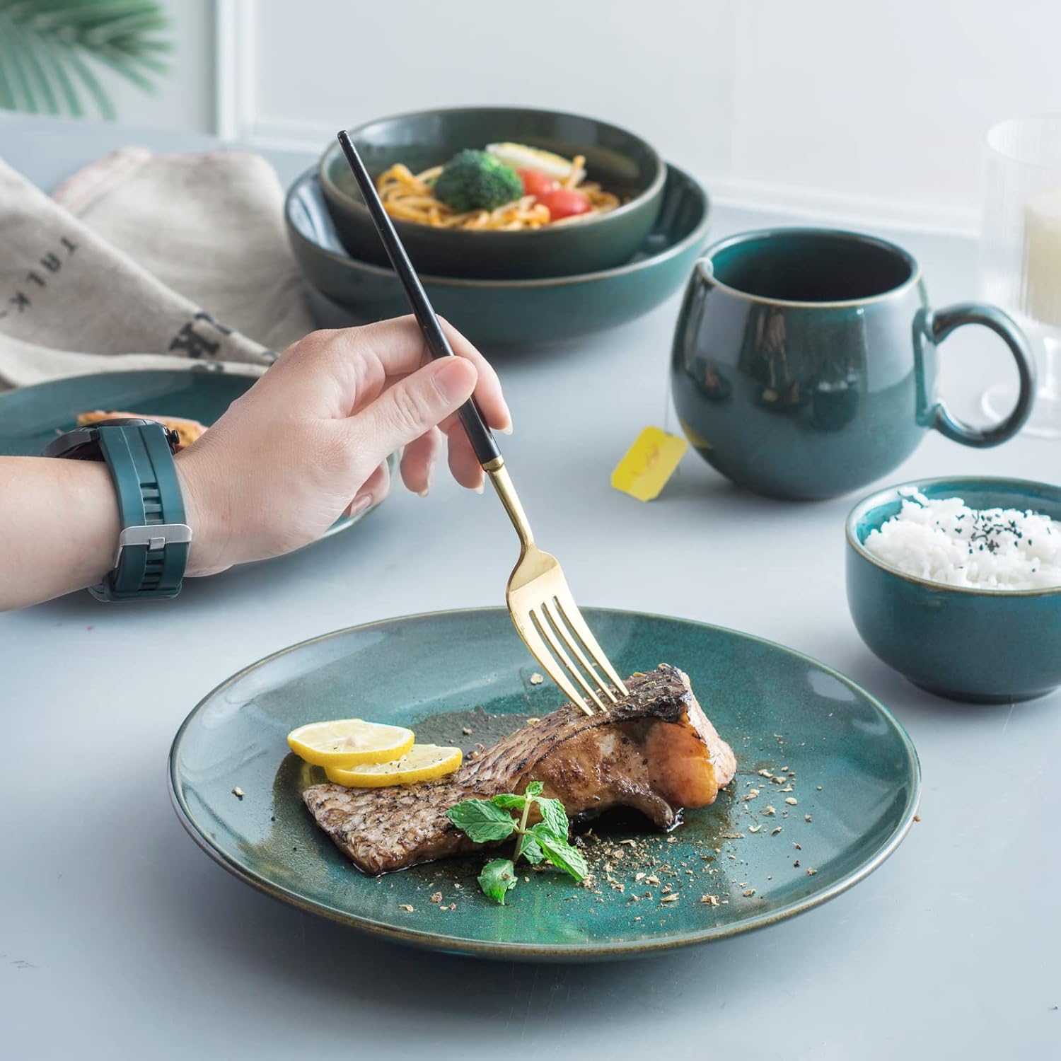 UNICASA Ceramic 10.25 Inch Dinner Plates Set, Porcelain Pasta Plate Set of 4, Reactive Glaze Serving Dishes for Steak, Salad, Pizza, Dishwasher & Microwave Safe (Teal)